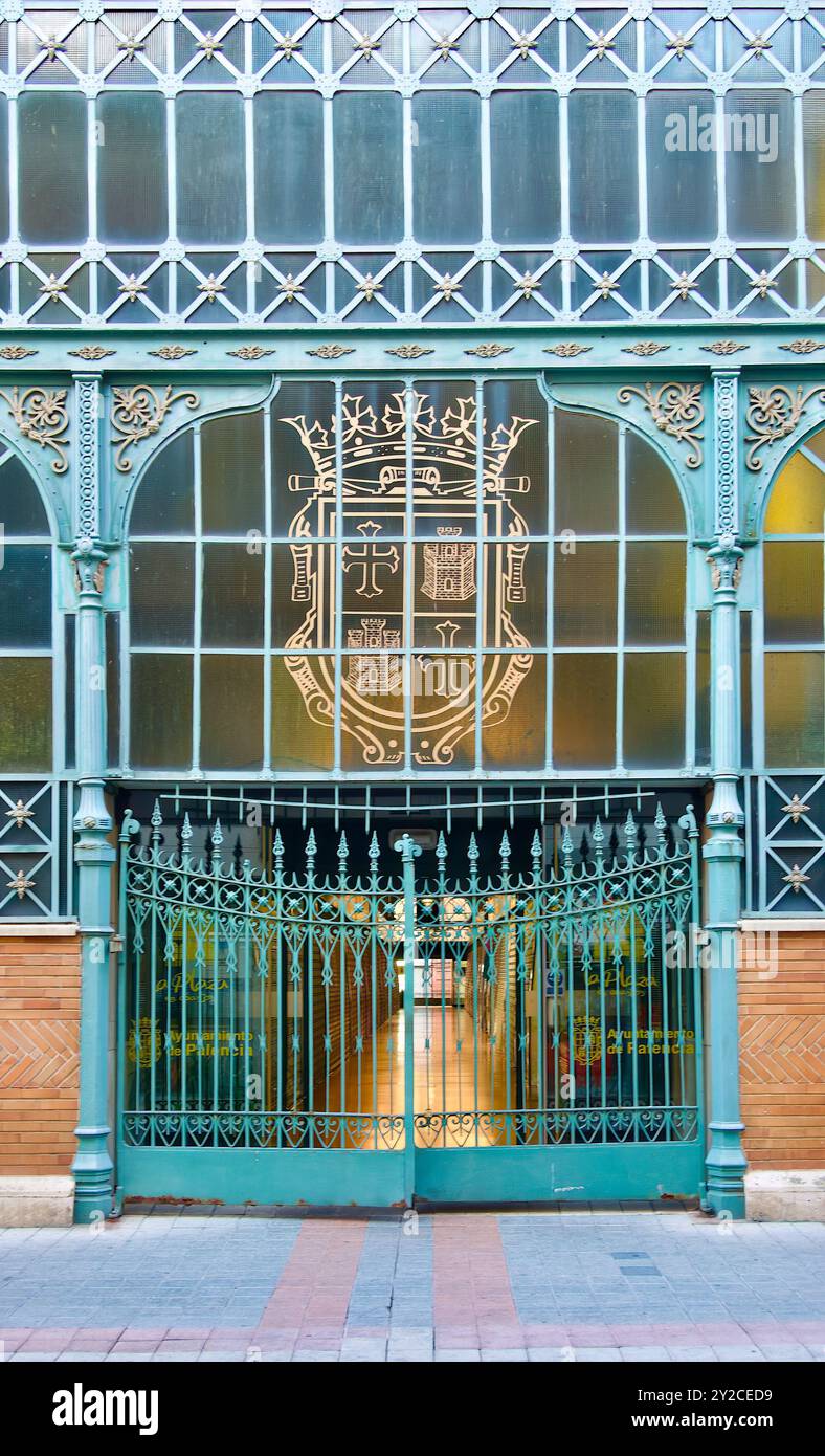 Wappen an den Eingangstoren zum Mercado de Abastos aus Gusseisen und Glas, erbaut 1900 im Stadtzentrum von Palencia Castile und Leon Spanien Stockfoto