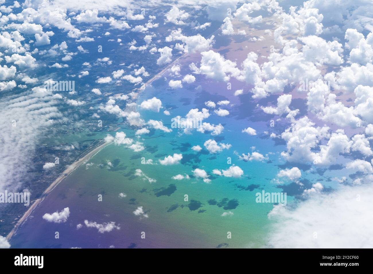 Luftaufnahme aus dem Flugzeug, das über die Hafenstadt Ijmuiden in der Nähe von Amsterdam, Niederlande, fliegt und den Regenbogeneffekt der Doppelbrechung durch das Flugzeugfenster zeigt Stockfoto
