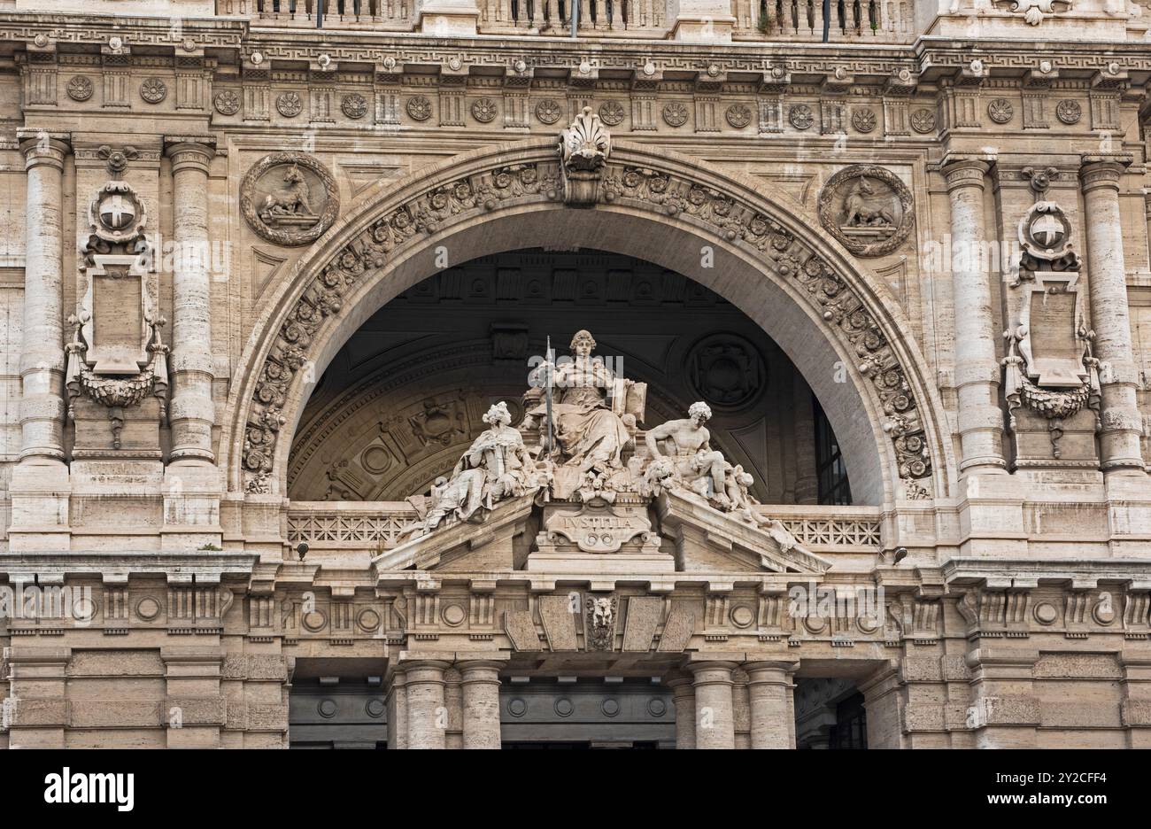 Nahaufnahme mit kunstvoller Fassade des Justizpalastes in rom, Italien, mit Statuen Stockfoto