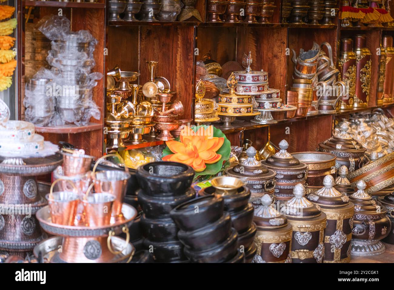 JULI 2022. LHASA, TIBET, CHINA: Blumen und rituelle Gefäße Dekoration des Jokhang-Tempels in Lhasa Tibet Stockfoto