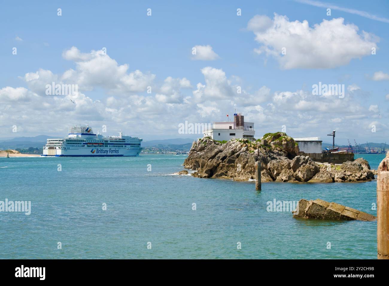 Brittany Ferries RoRo Fähre Pont Aven in der Bucht vorbei an der Isla de la Torre und erreicht den Hafen von Santander Cantabria Spanien Europa Stockfoto