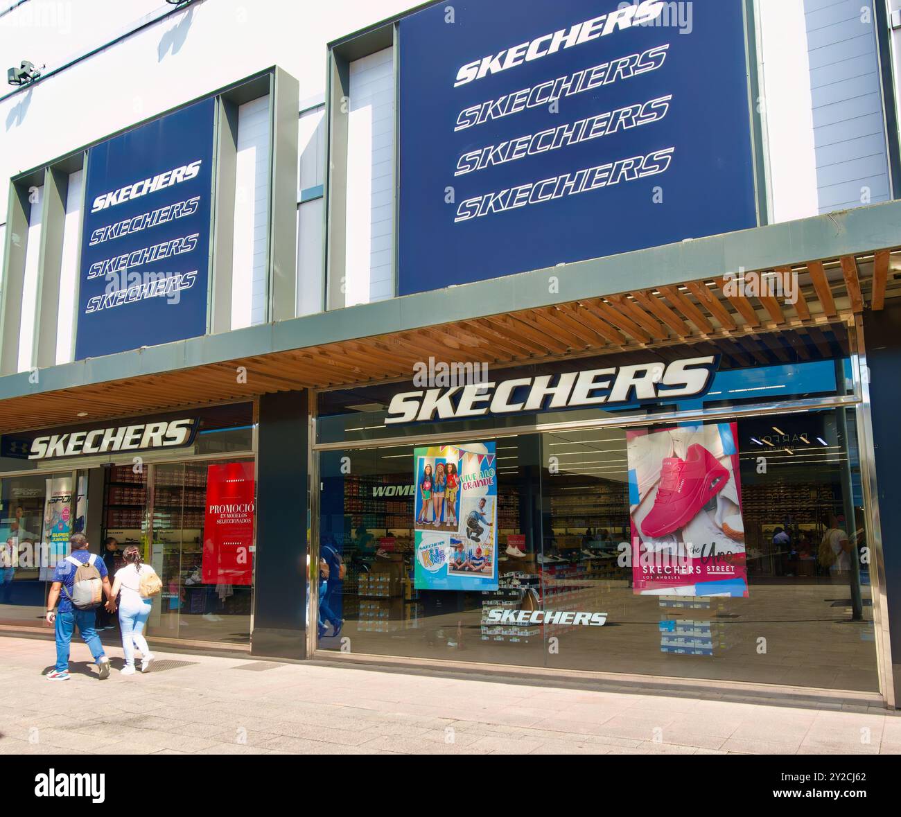 Skechers amerikanischer multinationaler Schuh- und Bekleidungsladen vorne Fashion Outlet Einkaufszentrum Mega Park Barakaldo Baskenland Spanien Stockfoto