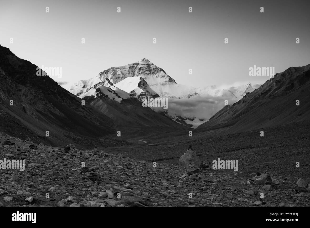 Mount Everest früh am Morgen vom Basislager in Tibet auf 5200 m Höhe Stockfoto