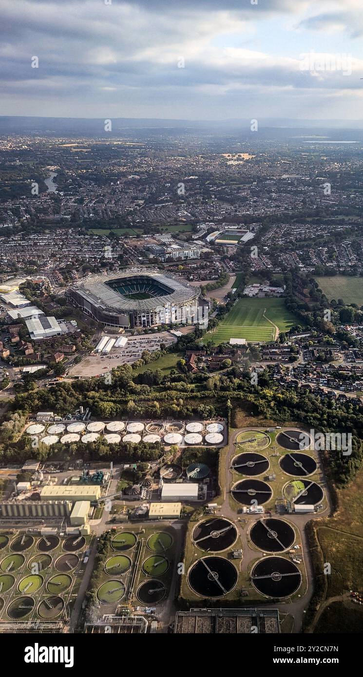 London, Großbritannien. September 2024. Oben links befindet sich ein allgemeiner Blick auf das Twickenham Rugby Stadium (Mitte L), den Twickenham Stoop - Harlequins Rugby Ground (Mitte R hinter dem Twickenham Stadium) und das Mogden Klärwerk - Thames Water in Isleworth (Vordergrund) - die Themse, wenn sie durch Twickenham fließt. Anrede: Andrew Fosker/Alamy Live News Stockfoto