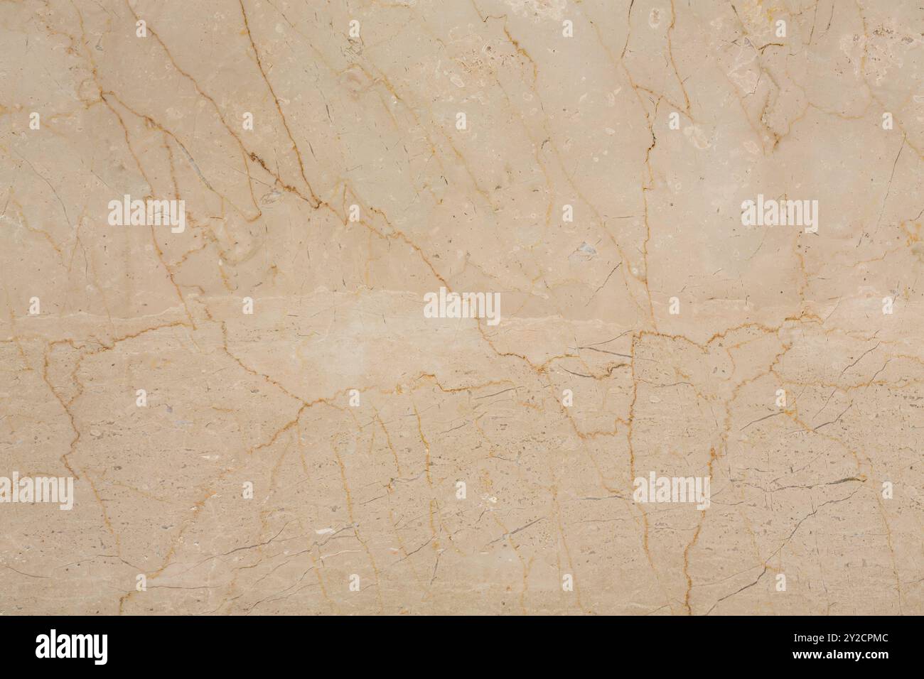 Beige Marmorplatte mit weichen Venenmustern, geeignet für luxuriöse Innenräume. Stockfoto