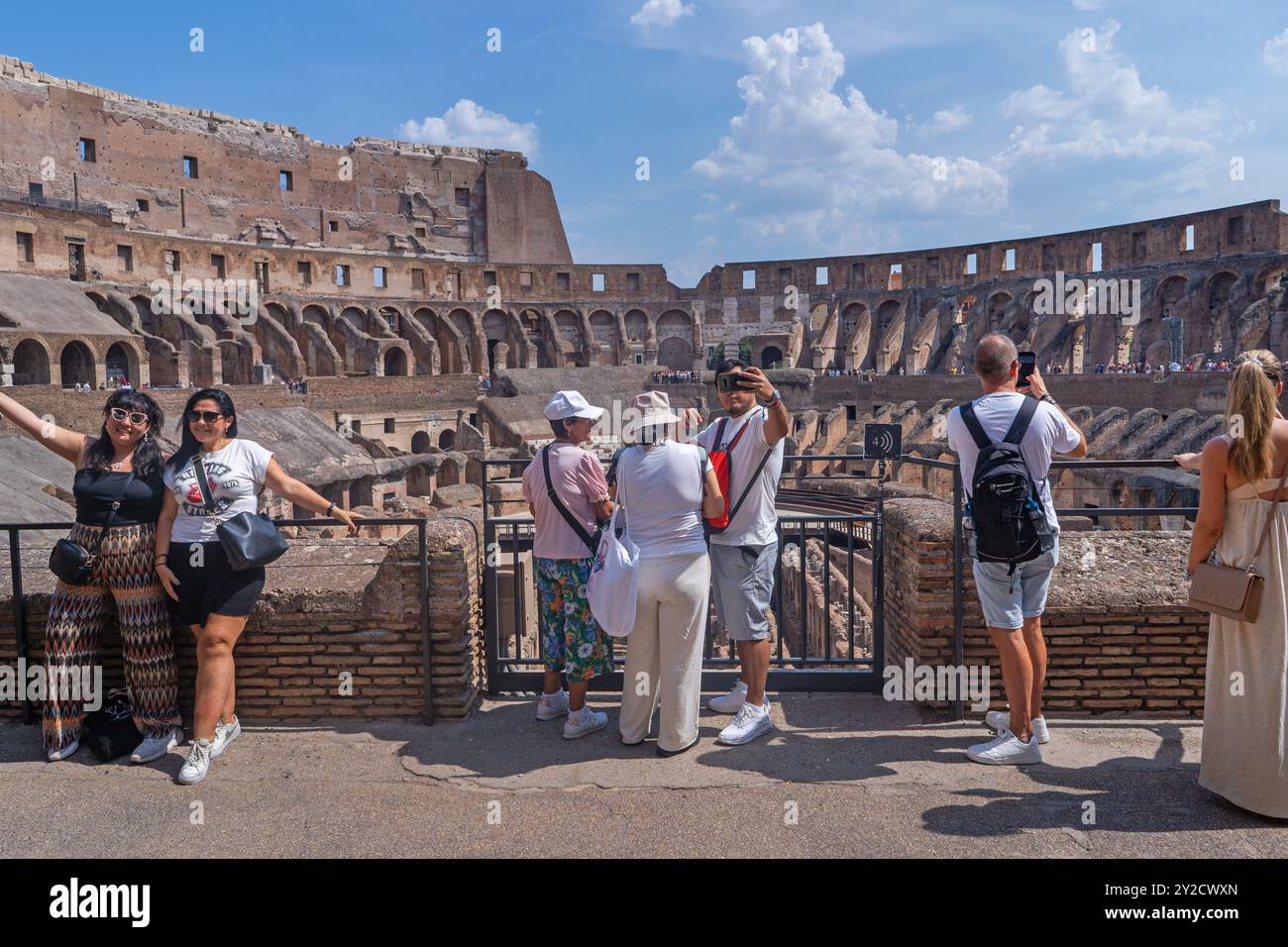 Rom, Italien 2024 Touristen besuchen das Innere des Kolosseums Stockfoto