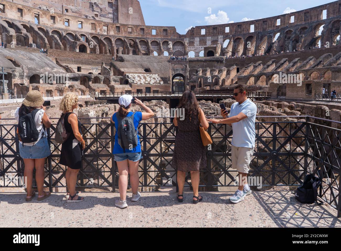 Rom, Italien 2024 Touristen besuchen das Innere des Kolosseums Stockfoto