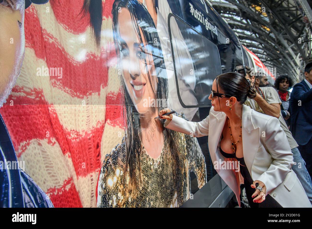 Mailand, Mailand. September 2024. Paola Iezzi alla Presentazione nuova livrea Frecciarossa X Factor 2024 presso la Stazione Centrale - Mailand - Giovedì 05 Settembre 2024 (Foto Claudio Furlan/Lapresse) Paola Iezzi bei der Präsentation der neuen Frecciarossa X Factor 2024 Lackierung am Hauptbahnhof - Mailand - Donnerstag, 05. September 2024 (Foto Claudio Furlan/Lapresse) Credit: LaPresse/Alamy Live News Stockfoto