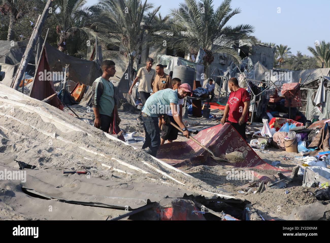 Palästinenser inspizieren die Schäden am Ort der israelischen Streiks auf ein provisorisches Vertreibungslager in Mawasi Khan Yunis Palästinenser untersuchen die Schäden am Ort der israelischen Streiks auf ein provisorisches Vertreibungslager in Mawasi Khan Yunis im Gazastreifen am 10. September 2024, während der Krieg zwischen Israel und der militanten palästinensischen Gruppe Hamas andauerte. Die Zivilschutzbehörde des Gazastreifens sagte, dass bei einem israelischen Angriff auf eine humanitäre Zone im Süden des palästinensischen Gebiets 40 Menschen getötet und 60 weitere verletzt wurden. Die israelische Armee sagte, dass sie ein Kommandozentrum der Hamas in dem Gebiet angegriffen habe. Foto von Stockfoto