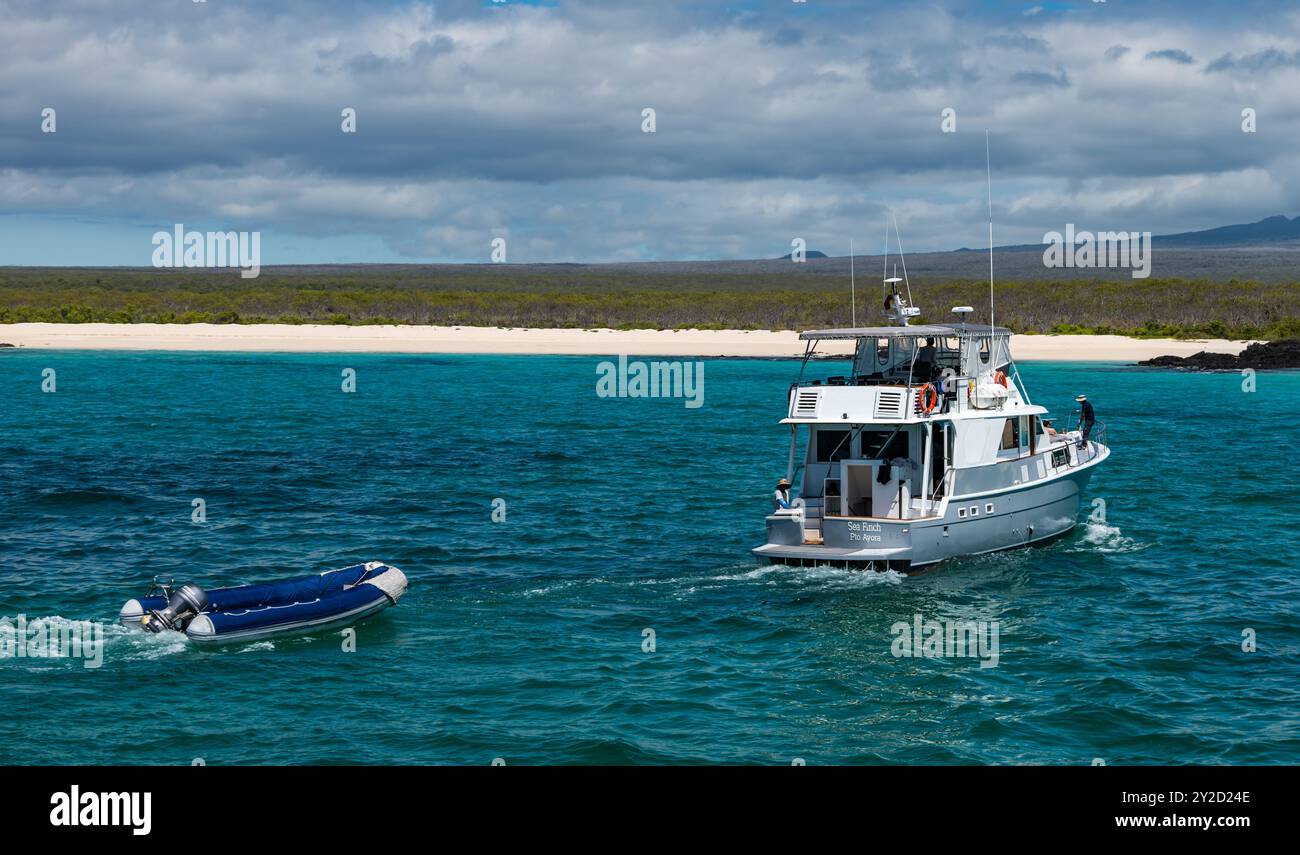 Touristenboot Sea Finch Schleppboot, Santa Cruz Island, Galapagos Stockfoto