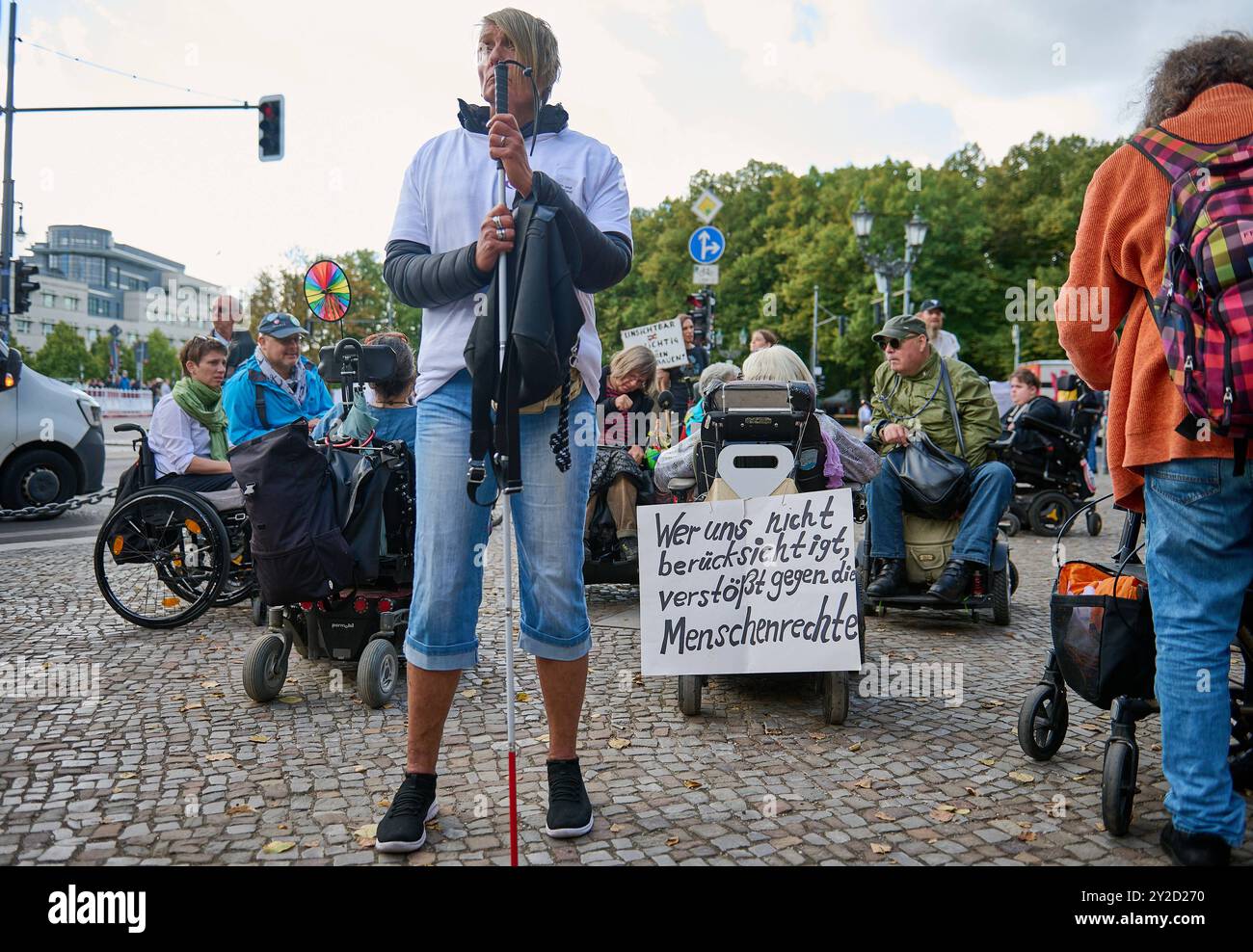 Zahlreiche Menschen haben am Dienstag 10.09.2024 in Berlin mit einer Demonstration die Bundesregierung aufgefordert, für mehr Barrierefreiheit zu sorgen. Vertreterinnen und Vertreter von Verbaenden riefen im Rahmen einer Kundgebung am Brandenburger Tor dazu auf, das Allgemeine Gleichbehandlungsgesetzes AGG und das Behindertengleichstellungsgesetz BGG zu ueberarbeiten. Es gelte insbesondere, die Privatwirtschaft zu Barrierefreiheit zu verpflichten. An der Demonstration nahmen nach Angaben der Veranstalter knapp 200 Menschen Teil. Siehe epd-Meldung vom 10.09.2024 NUR REDAKTIONELLE VERWENDUNG *** zahlreich Stockfoto