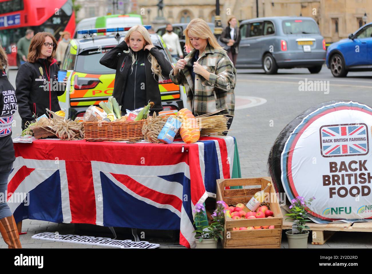 London, Vereinigtes Königreich. September 2024. Mitglieder der National Farmers Union fördern britische Agrarprodukte gegenüber den Houses of Parliament. Quelle: Uwe Deffner/Alamy Live News Stockfoto