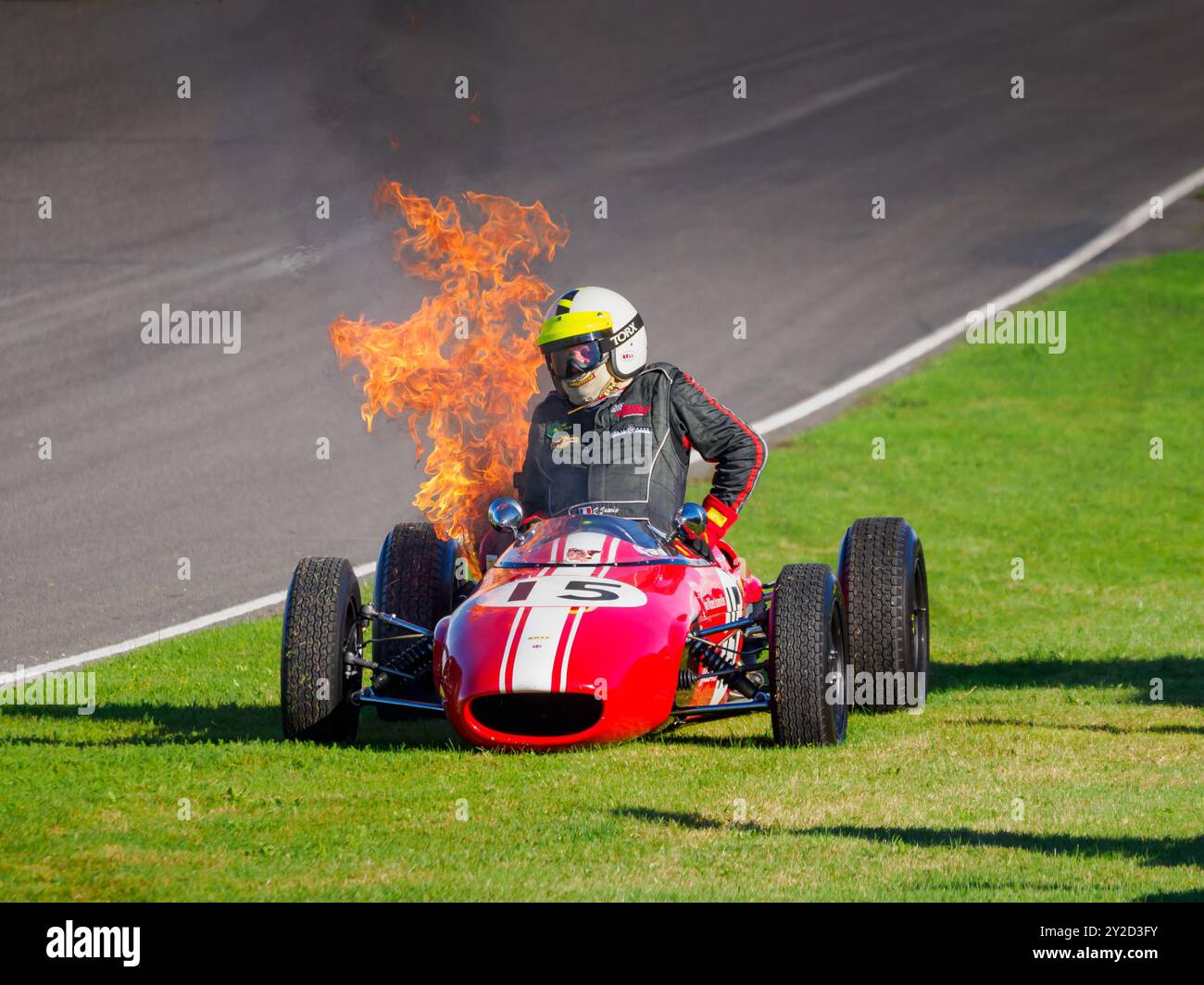 Fahrer Patrick Jamin fährt in der Glover Trophy aus seinem brennenden