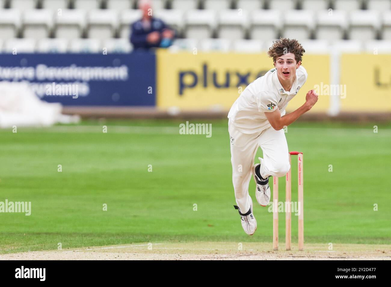 Worcester, Großbritannien. September 2024. Aufgenommen am 10. September 2024 in Worcester, Großbritannien, im Worcestershire County Cricket Club, New Road, Worcester. Das Bild ist Platz 24, Jack Home of Worcestershire in Action Bowling während des Spiels der Vitality County Championship 2024 zwischen Worcestershire CCC und Warwickshire CCC. Das Bild ist nur für redaktionelle Zwecke bestimmt – Credit: Stu Leggett/Alamy Live News Stockfoto