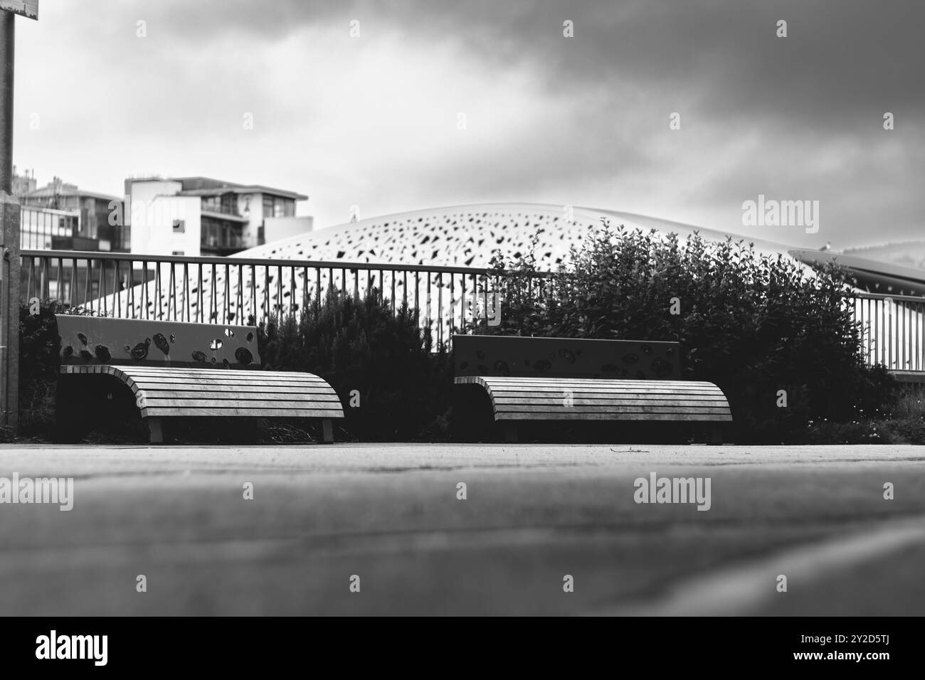 Bänke mit Copr Bay Bridge Wahrzeichen im Hintergrund Stockfoto