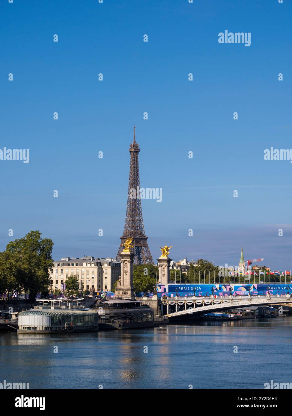 Pont Alexandre III, Brücke und Eiffelturm, seine, Paris, Frankreich, Europa, EU. Stockfoto