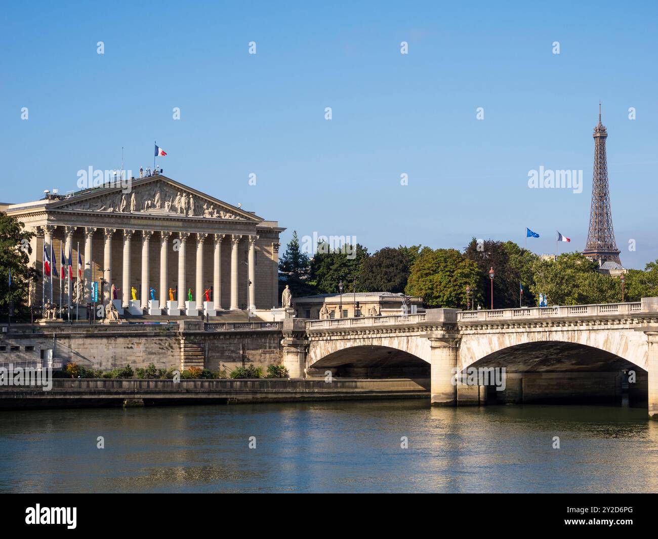 Nationalpalais Bourbon, französische Nationalversammlung und Eiffelturm, seine, Brücke, Pont de la Concorde, Paris, Frankreich, Europa, EU. Stockfoto