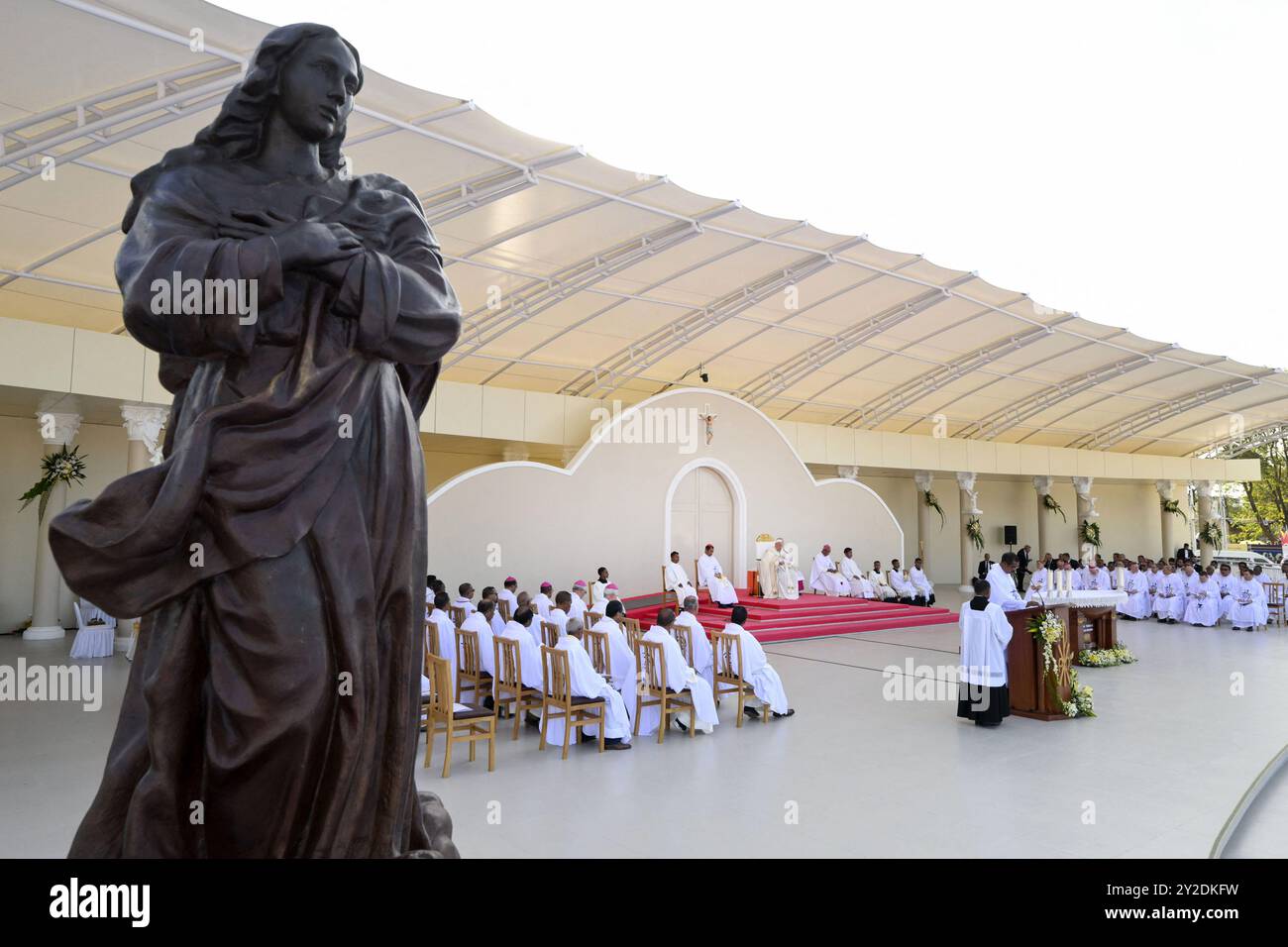 Am 10. September 2024 feiert Papst Franziskus eine Freilichtmesse in Taci Tolu, einer Küstenebene in Timor-Leste am 10. September 2024. Etwa 600.000 Menschen, das sind fast die Hälfte der Bevölkerung des Landes, waren anwesend. Timor-Leste ist der dritte Halt einer 12-tägigen Marathon-Tour in den asiatisch-pazifischen Raum. Foto von (EV) Vatican Media/ABACAPRESS. COM Credit: Abaca Press/Alamy Live News Stockfoto