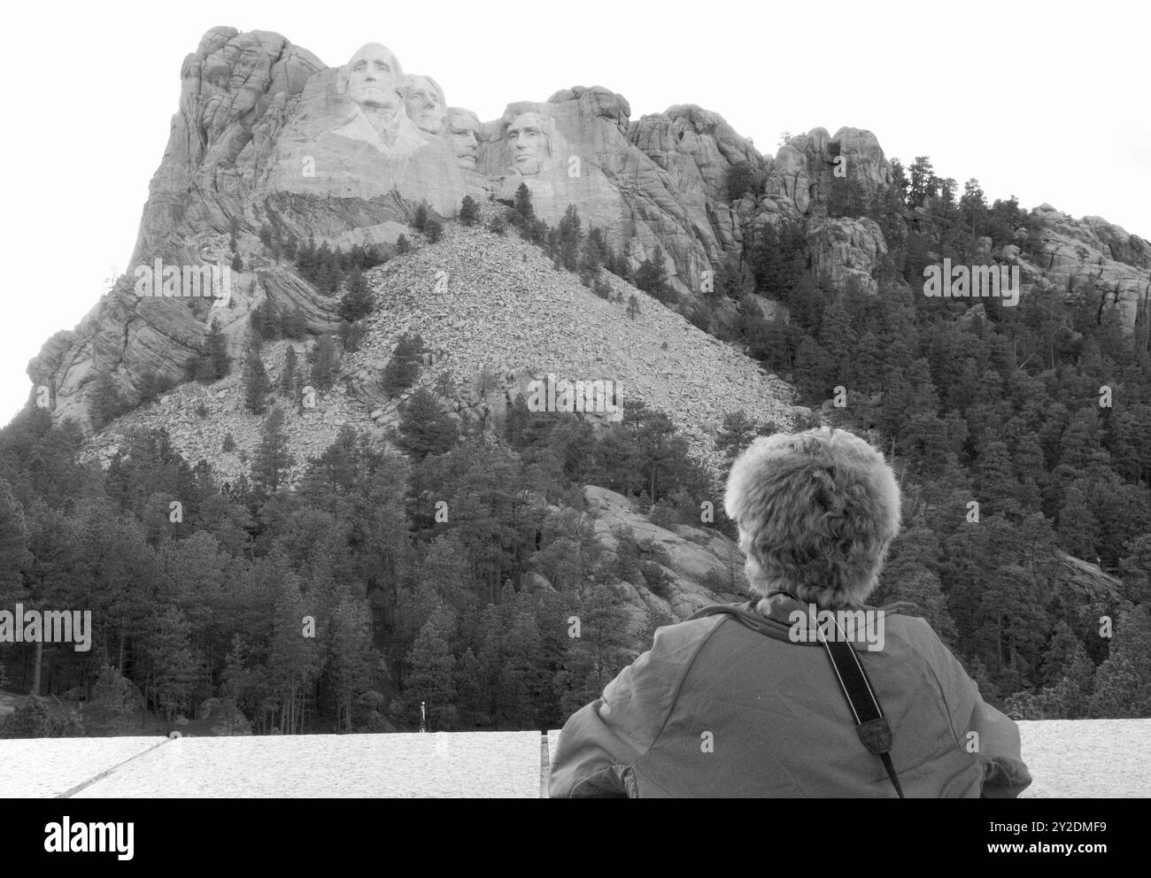 Eine 55- bis 60-jährige Kaukasierin, die das berühmte Mount Rushmore National Memorial in South Dakota, USA, besucht. Stockfoto