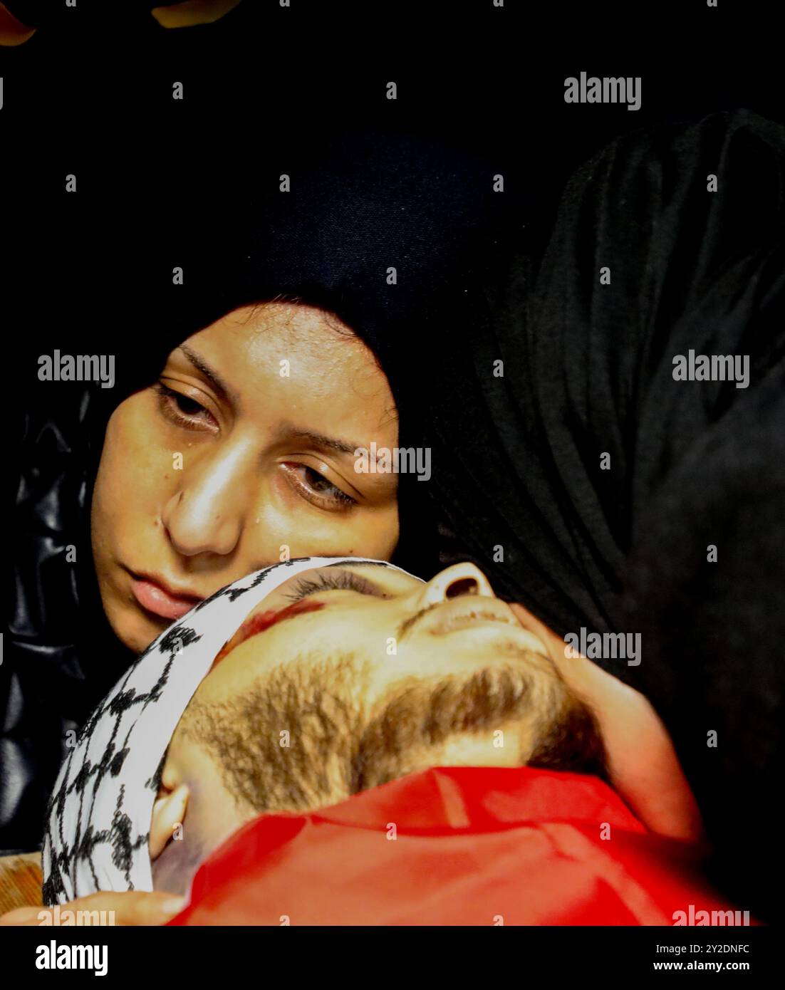 Nablus, Westjordanland, Palästina. 12. Januar 2023. Familienmitglieder verabschieden sich endgültig vom 21. Jährigen Ahmed Abu Junaid im Rafidia Hospital der Westbank-Stadt Nablus. Ahmed erlag seiner Wunde, nachdem er bei Zusammenstößen erschossen wurde, nachdem israelische Truppen am Mittwochmorgen im Balata-Lager Nablus einen Angriff erlitten hatten. Ahmed Abu Junaid gilt als Mitglied der Balata Brigate in Nablus Stockfoto