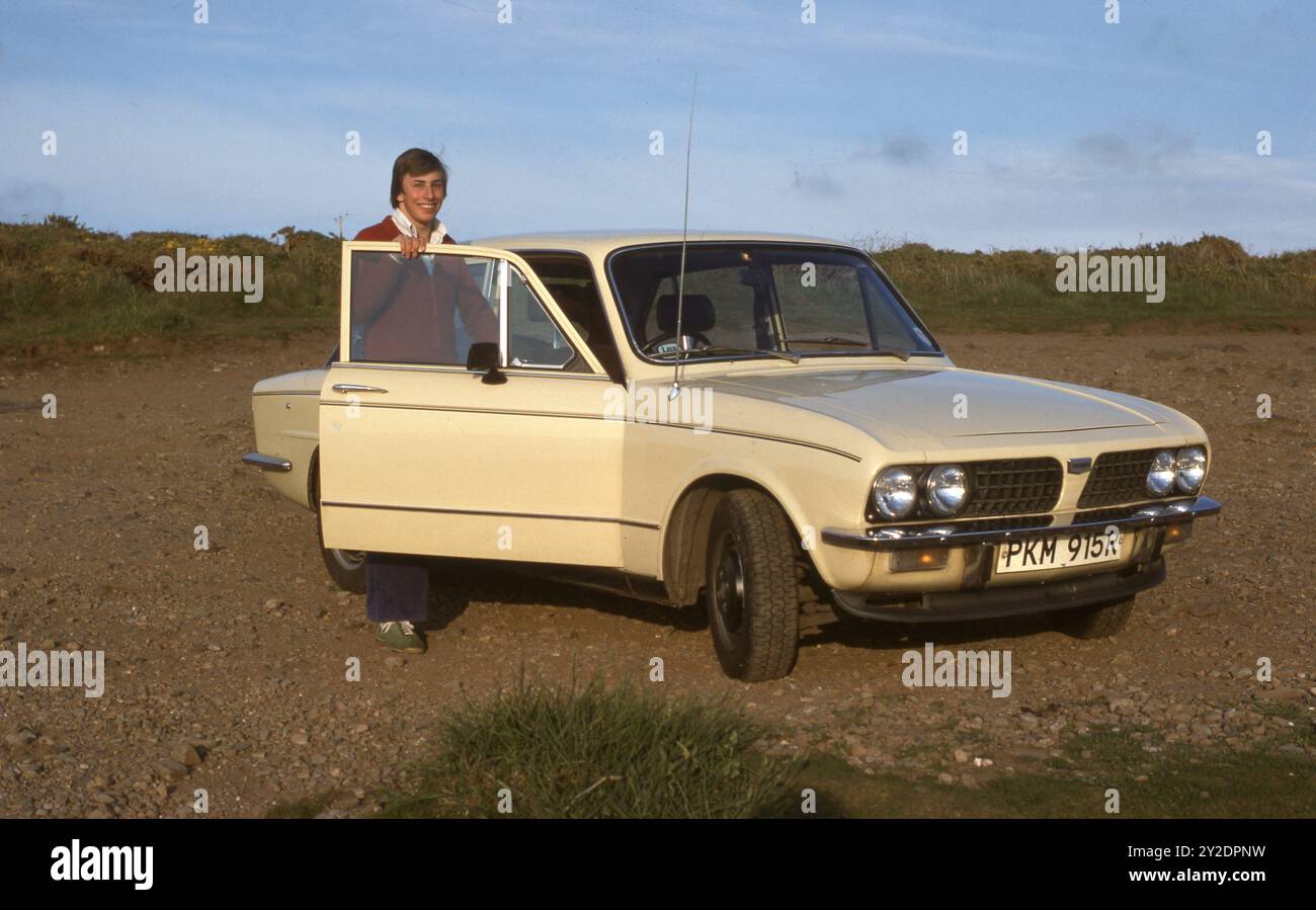 Man steht stolz neben einem 'R' Reg Triumph Dolomite, Juni 1980 Foto aus dem Henshaw Archiv Stockfoto