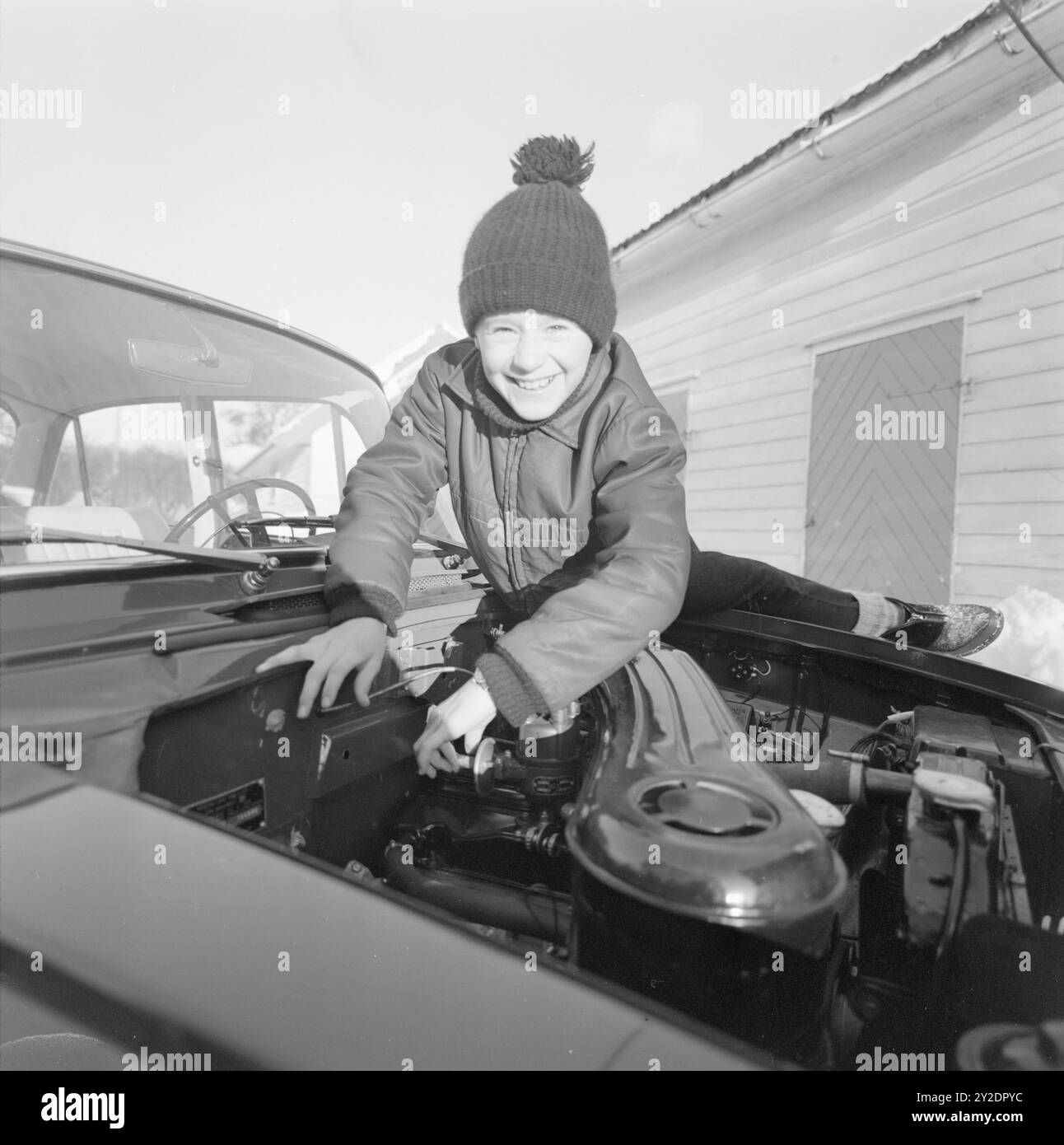 Tatsächlich 3-10-1968 : fünf Straight gaben ein Auto. Den Hauptpreis in Aktuells „Tippelek“, einem brandneuen Moskwich-Pkw, gewann Frau Sigrun Johansen aus Larvik. Das Auto war praktisch, da die Familie bereits einen Gebrauchtwagen hat, den der Ehemann vor einem Jahr 700 NOK bezahlt hat. Von den 15.000 eingereichten Gutscheinen wurde Frau Johansens gezogen. Trond Eirik lächelte am meisten, als er das Auto sah. Hier hat er die Motorhaube geöffnet und die 60 PS geprüft. Foto: Sverre A. Børretzen / aktuell / NTB ***FOTO NICHT VERARBEITET*** dieser Bildtext wird automatisch übersetzt Stockfoto