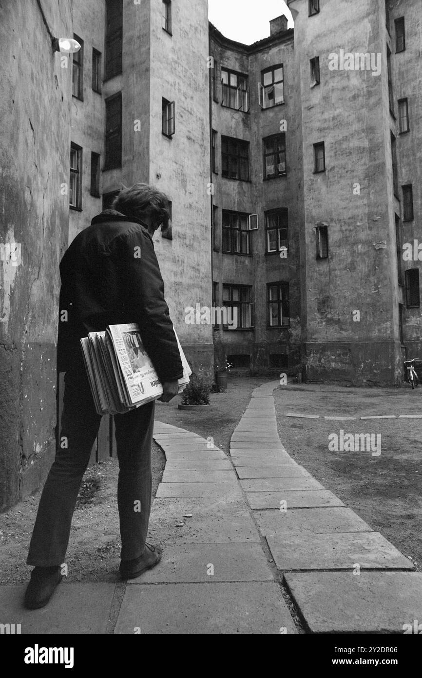 Aktuell 26-4-1970: Ein altes Wohnhaus wacht auf. Eine alte Farm hat eine Nacht geschlafen, während sie auf das graue Licht und einen neuen Tag wartet. Dann beginnt es wieder zu leben, vertraute Stimmen und Geräusche sind zu hören, Treppen auf die Treppe, Kinder weinen und lachen. Im alten Gebäude hat ein neuer Tag begonnen. Es ist früh im grauen Licht, und der Zeitungslieferant kommt. Die Farm hat gerade erst begonnen, aus dem Nachtschlaf zu kommen. Es kann noch eine Weile schlummern. Foto: Per Ervik / aktuell / NTB ***Foto ist nicht bildverarbeitet*** dieser Bildtext wird automatisch übersetzt Stockfoto