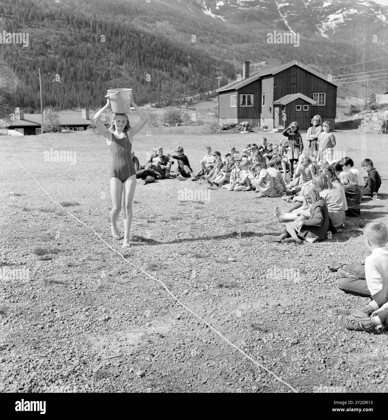 Tatsächlich 23-5-1969 : in den Wald in der Pause. Die Gymnastik in der Garmo Schule in Lom ist etwas Besonderes. Fjellbygda ist das Zentrum für experimentelle Aktivitäten in der präventiven Gesundheitsarbeit durch körperliche Förderung. Die arabische Praxis, Wasser auf dem Kopf zu tragen, ist einfach und effektiv. Der Betrieb muss notwendigerweise korrekt sein, was dem gesamten Körper zugute kommt. Foto: Ivar Aaserud / aktuell / NTB ***Foto wird nicht verarbeitet*** dieser Bildtext wird automatisch übersetzt Stockfoto