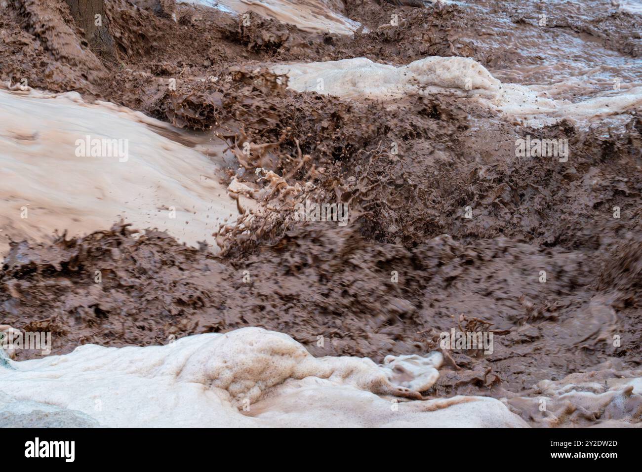 Turbulente Gewässer mit Sturzfluten nach einem Sommerregen in Moab, Utah. Stockfoto