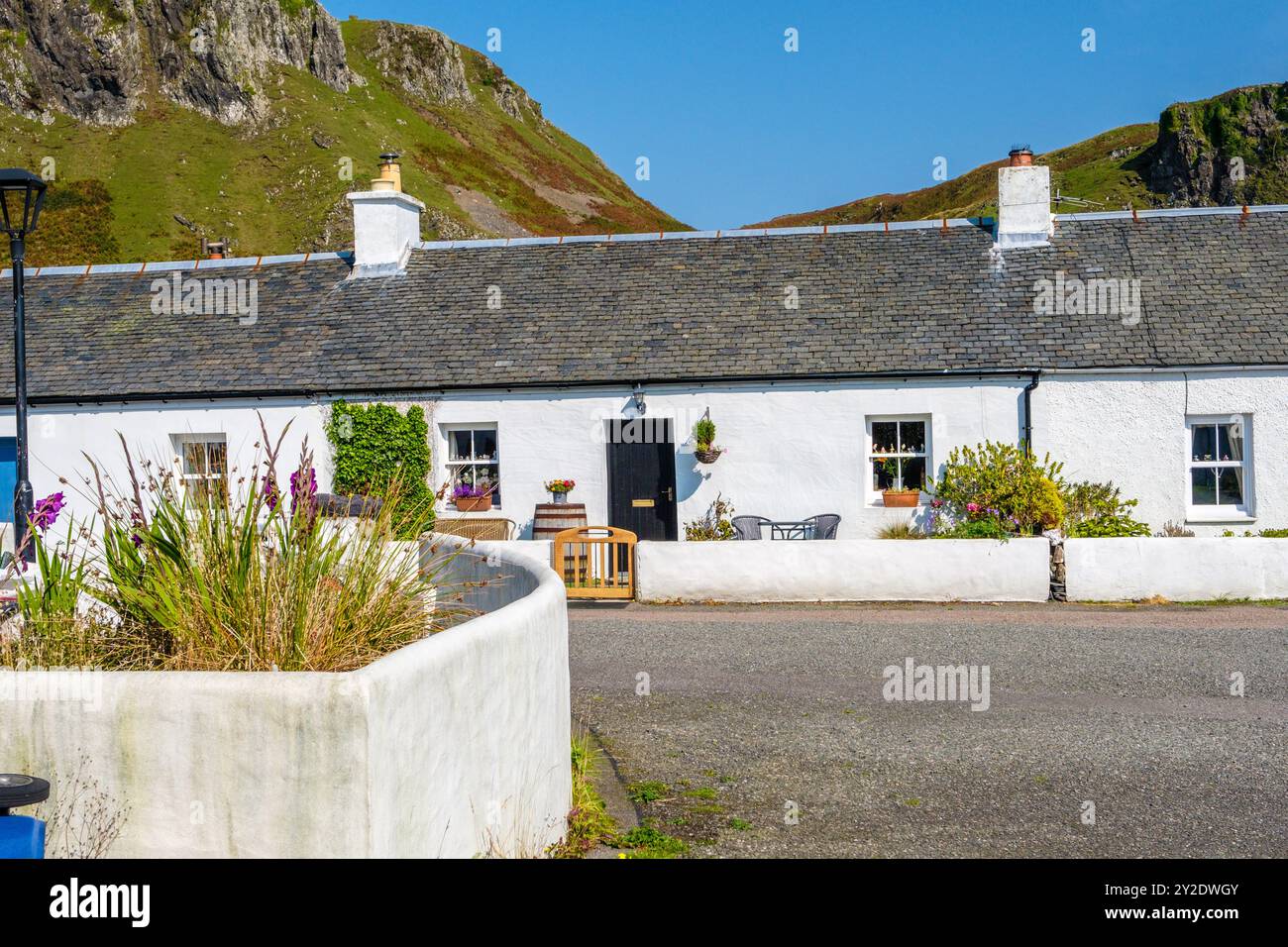 Fisherman's Cottages auf Seil, einer der Schieferinseln an Schottlands Westküste Stockfoto