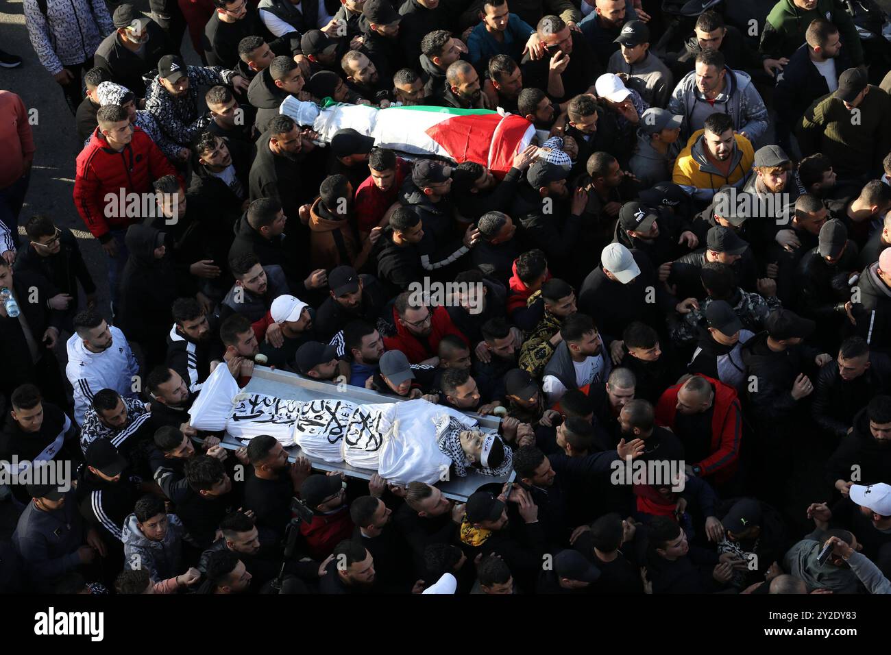 Nablus, Westjordanland, Palästina. 22. Februar 2023. Für zehn Palästinenser, die am Mittwoch während eines israelischen Überfalls in der Stadt Nablus im Westjordanland getötet wurden, findet eine massive Beerdigung statt. Zehn Palästinenser, darunter ein älterer Mann, wurden bei gewaltsamen Konfrontationen getötet und Dutzende verletzt, die durch einen Überfall israelischer Streitkräfte mit Dutzenden gepanzerten Fahrzeugen und Spezialkräften in der Stadt Nablus um 10 Uhr Ortszeit ausgelöst wurden. Die Armee umzingelte auch ein Haus und tötete zwei Palästinenser, die beschuldigt wurden, vor einigen Monaten einen Soldaten am israelischen Siedlungskontrollpunkt Shavei Shimron in der Nähe von Nablus getötet zu haben Stockfoto