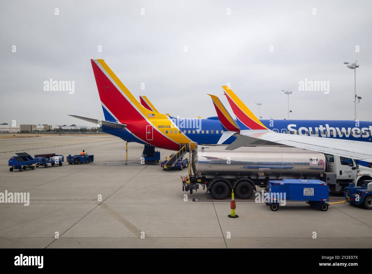 Südwest-Fluggesellschaften sahen, wie sie am Flughafen betankt wurden Stockfoto
