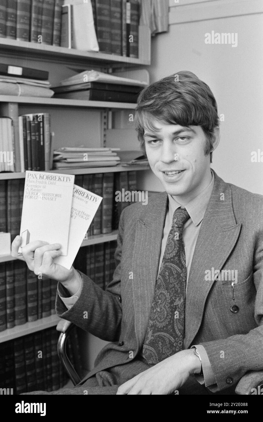 Aktuell 48-7-1970: Eine schöne Geschichte. Der Historiker Hans Fredrik Dahl hat eine kritische Bewertung eines der dauerhaftesten Geschichtsbücher der norwegischen Schule vorgenommen. In seiner Pax-Korrektur zu Reeders Geschichtsbuch sagt er, das Lehrbuch sei pro-amerikanisch, antikommunistisch und arrogant gegenüber anderen Teilen der Welt. Wenn der Lehrer in der gleichen Richtung unterrichtet, gibt es Grund für die Schüler, eine Klage gegen das Ministerium für Kirche und Bildung wegen seines unangemessenen Lehrmaterials in Erwägung zu ziehen, glaubt Hans Fredrik Dahl. Foto: Aage Storløkken / aktuell / NTB ***Foto wird nicht verarbeitet Stockfoto