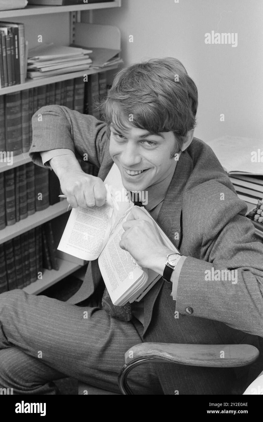 Aktuell 48-7-1970: Eine schöne Geschichte. Der Historiker Hans Fredrik Dahl hat eine kritische Bewertung eines der dauerhaftesten Geschichtsbücher der norwegischen Schule vorgenommen. In seiner Pax-Korrektur zu Reeders Geschichtsbuch sagt er, das Lehrbuch sei pro-amerikanisch, antikommunistisch und arrogant gegenüber anderen Teilen der Welt. Wenn der Lehrer in der gleichen Richtung unterrichtet, gibt es Grund für die Schüler, eine Klage gegen das Ministerium für Kirche und Bildung wegen seines unangemessenen Lehrmaterials in Erwägung zu ziehen, glaubt Hans Fredrik Dahl. Foto: Aage Storløkken / aktuell / NTB ***Foto wird nicht verarbeitet Stockfoto