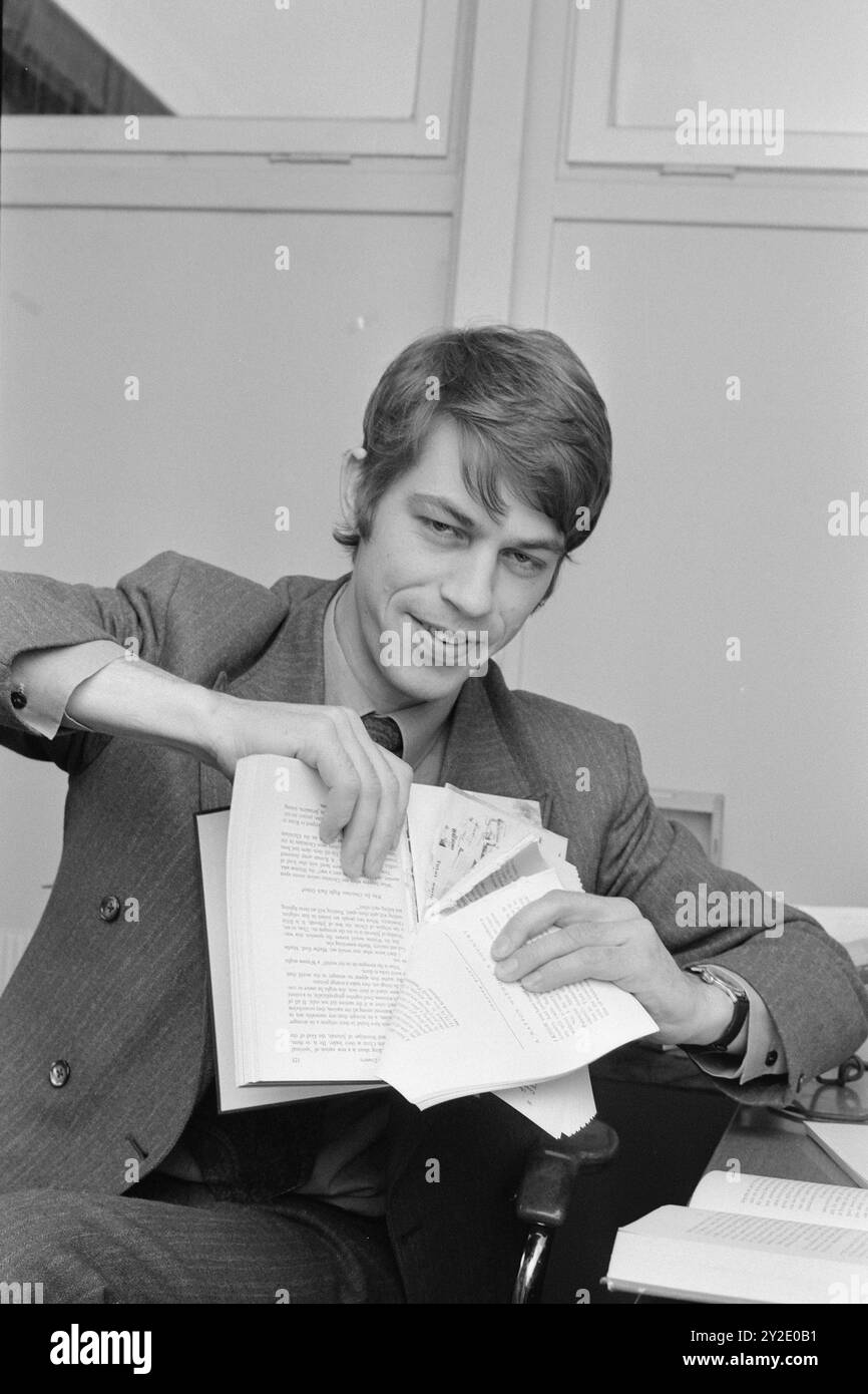 Aktuell 48-7-1970: Eine schöne Geschichte. Der Historiker Hans Fredrik Dahl hat eine kritische Bewertung eines der dauerhaftesten Geschichtsbücher der norwegischen Schule vorgenommen. In seiner Pax-Korrektur zu Reeders Geschichtsbuch sagt er, das Lehrbuch sei pro-amerikanisch, antikommunistisch und arrogant gegenüber anderen Teilen der Welt. Wenn der Lehrer in der gleichen Richtung unterrichtet, gibt es Grund für die Schüler, eine Klage gegen das Ministerium für Kirche und Bildung wegen seines unangemessenen Lehrmaterials in Erwägung zu ziehen, glaubt Hans Fredrik Dahl. Foto: Aage Storløkken / aktuell / NTB ***Foto wird nicht verarbeitet Stockfoto