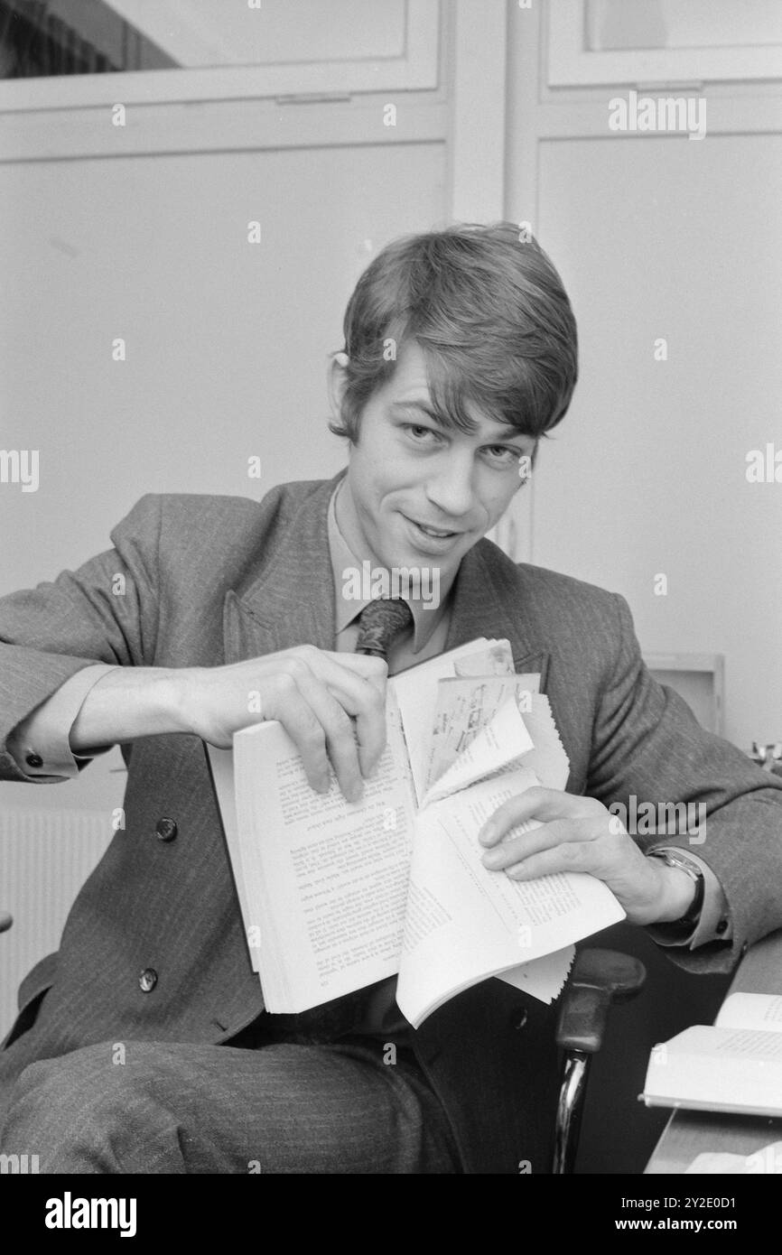 Aktuell 48-7-1970: Eine schöne Geschichte. Der Historiker Hans Fredrik Dahl hat eine kritische Bewertung eines der dauerhaftesten Geschichtsbücher der norwegischen Schule vorgenommen. In seiner Pax-Korrektur zu Reeders Geschichtsbuch sagt er, das Lehrbuch sei pro-amerikanisch, antikommunistisch und arrogant gegenüber anderen Teilen der Welt. Wenn der Lehrer in der gleichen Richtung unterrichtet, gibt es Grund für die Schüler, eine Klage gegen das Ministerium für Kirche und Bildung wegen seines unangemessenen Lehrmaterials in Erwägung zu ziehen, glaubt Hans Fredrik Dahl. Foto: Aage Storløkken / aktuell / NTB ***Foto wird nicht verarbeitet Stockfoto