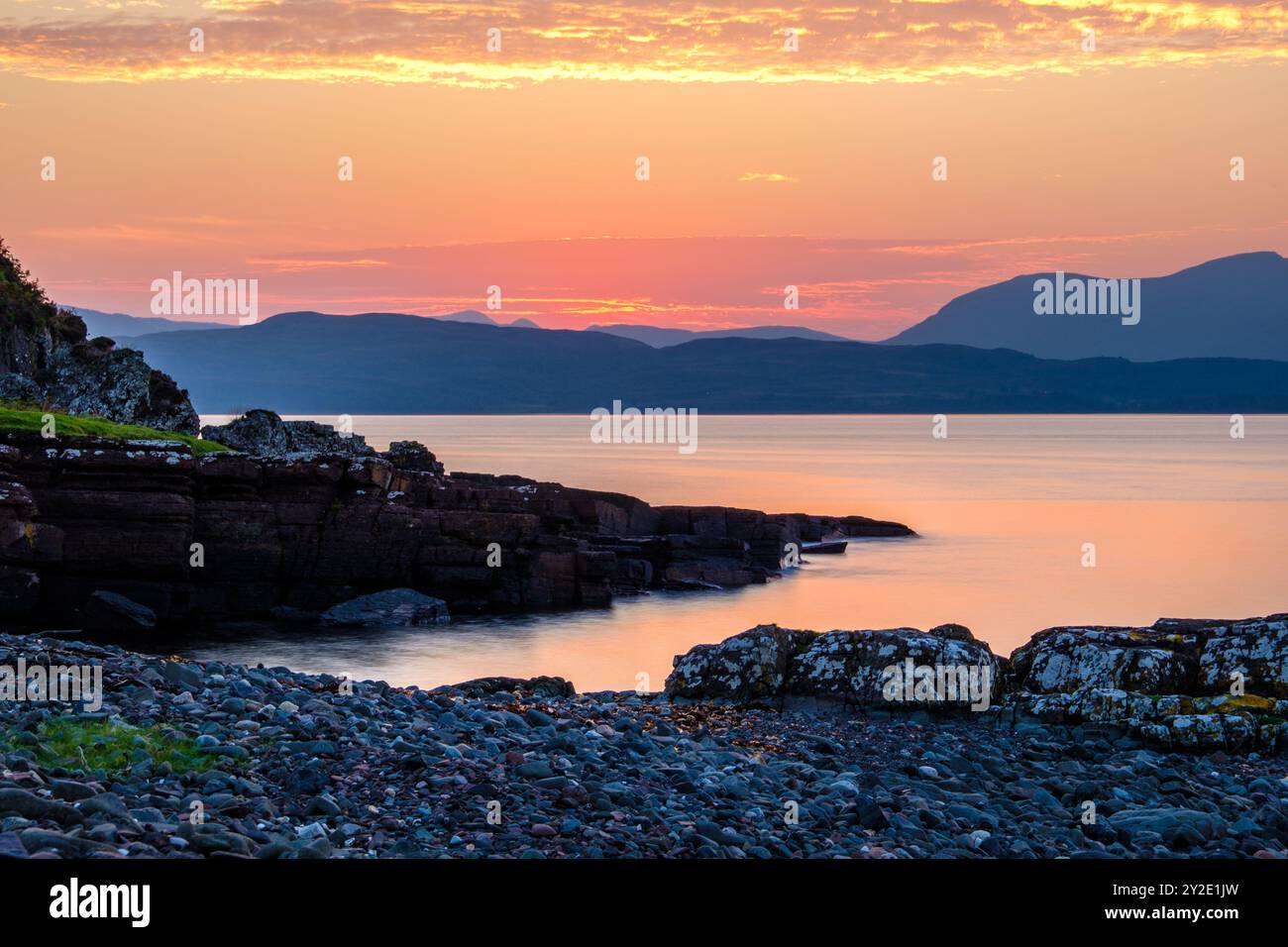 Sonnenuntergang an Schottlands Westküste. Die Isle of Mull von der Insel Kerrera bei Oban aus gesehen Stockfoto