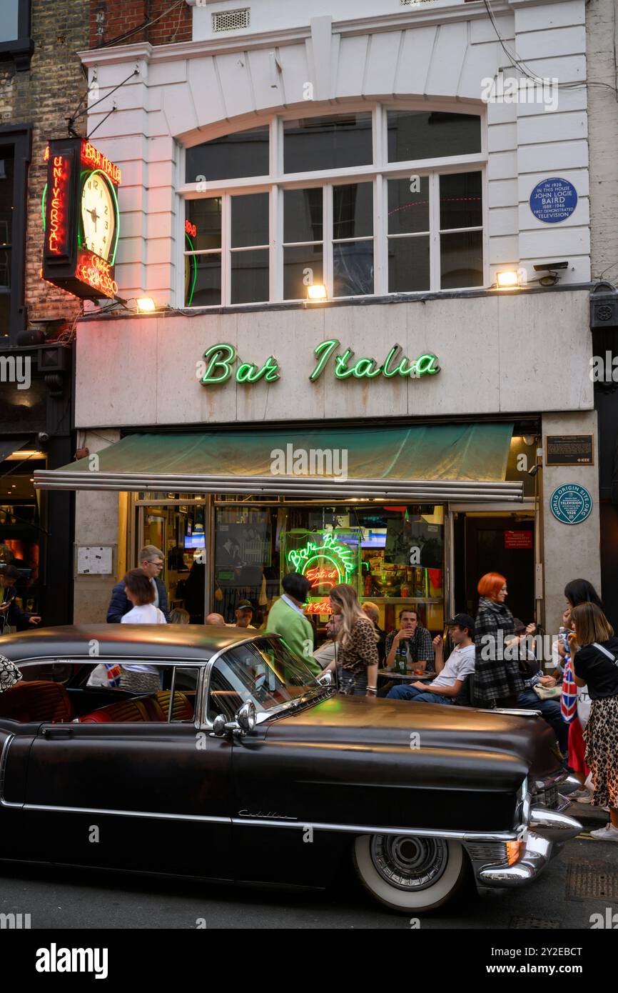 Ein klassisches Cadillac parkt vor der Bar Italia, Frith Street, Soho, London, Großbritannien. September 2024 Stockfoto