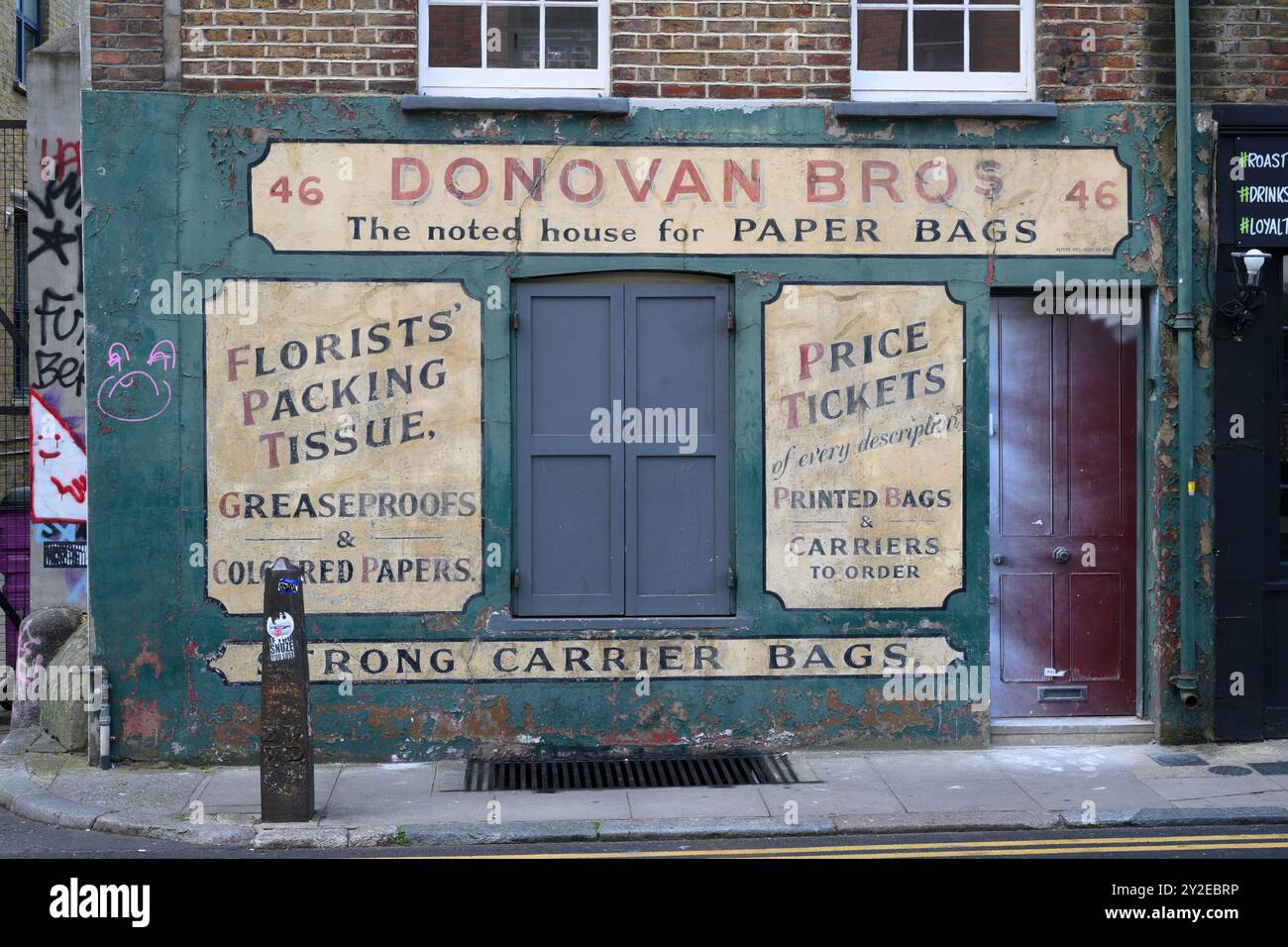 Originalschild vor dem ehemaligen Papiertütenladen Donovan Bros, Crispin Street, Spitalfields, London, Großbritannien. Juni 2024 Stockfoto