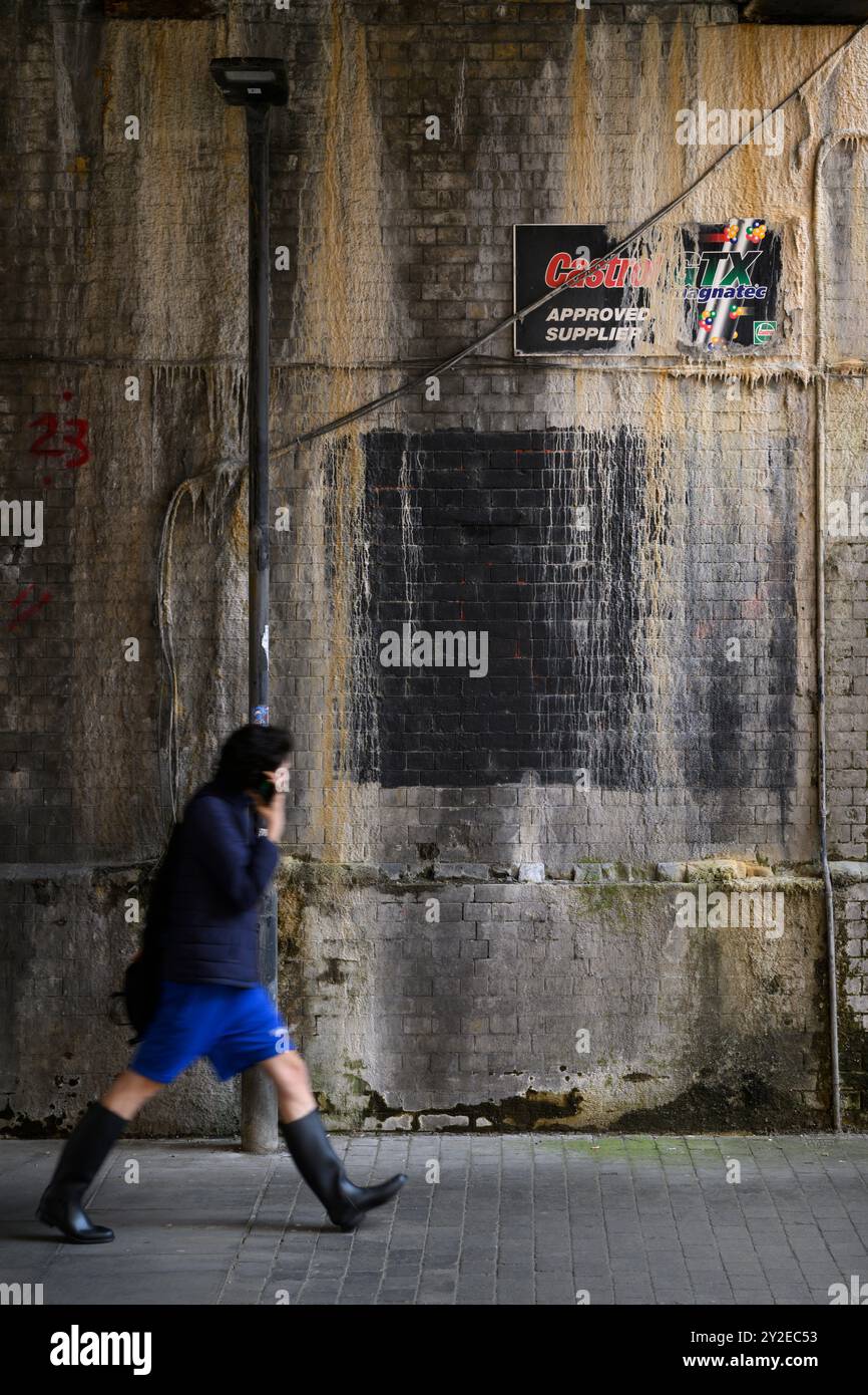 Ein altes Castrol GTX-Schild an einer Mauer unter dem Rosebery Avenue Bridge Viaduct, London, Großbritannien. Juni 2024 Stockfoto