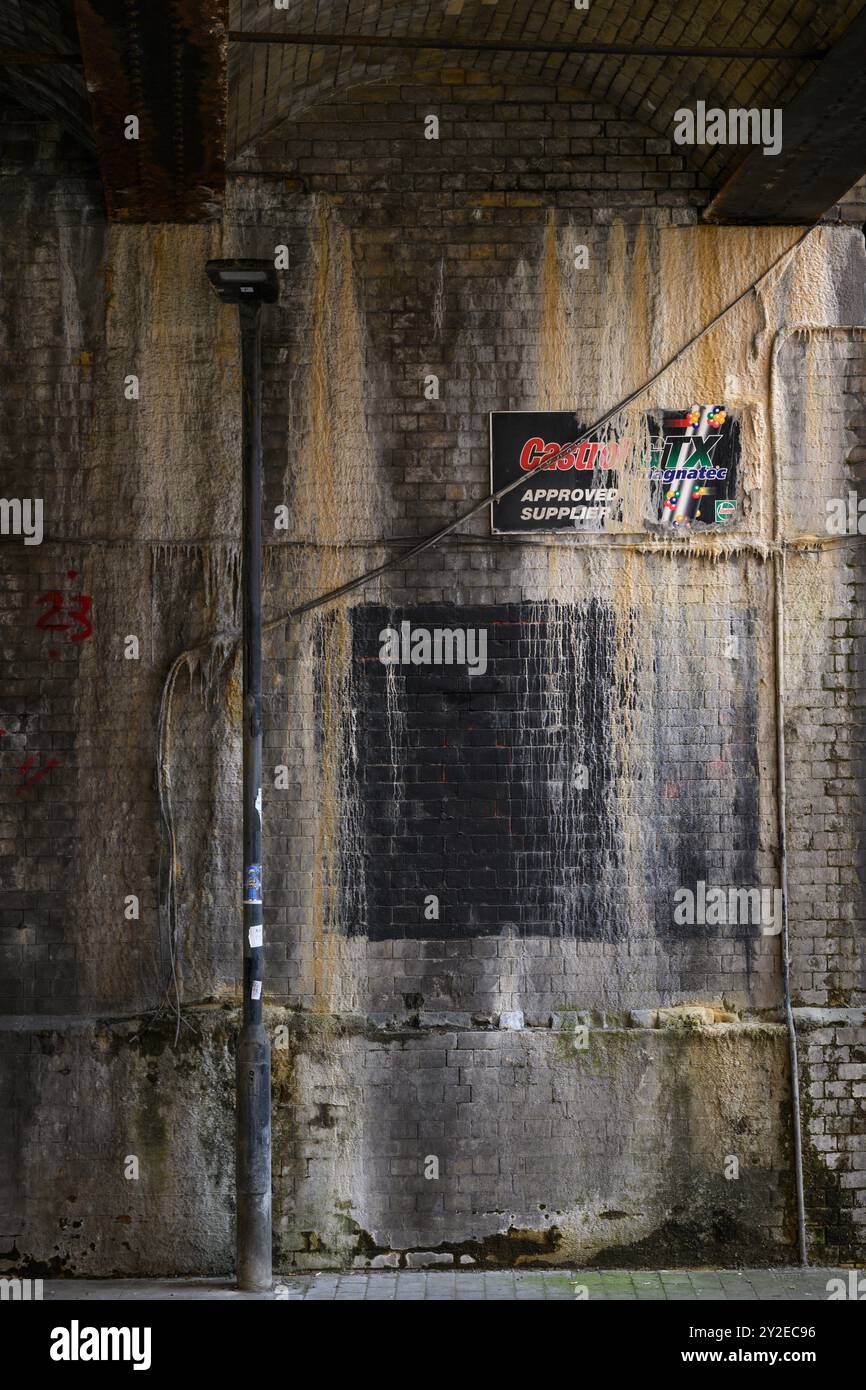 Ein altes Castrol GTX-Schild an einer Mauer unter dem Rosebery Avenue Bridge Viaduct, London, Großbritannien. Juni 2024 Stockfoto