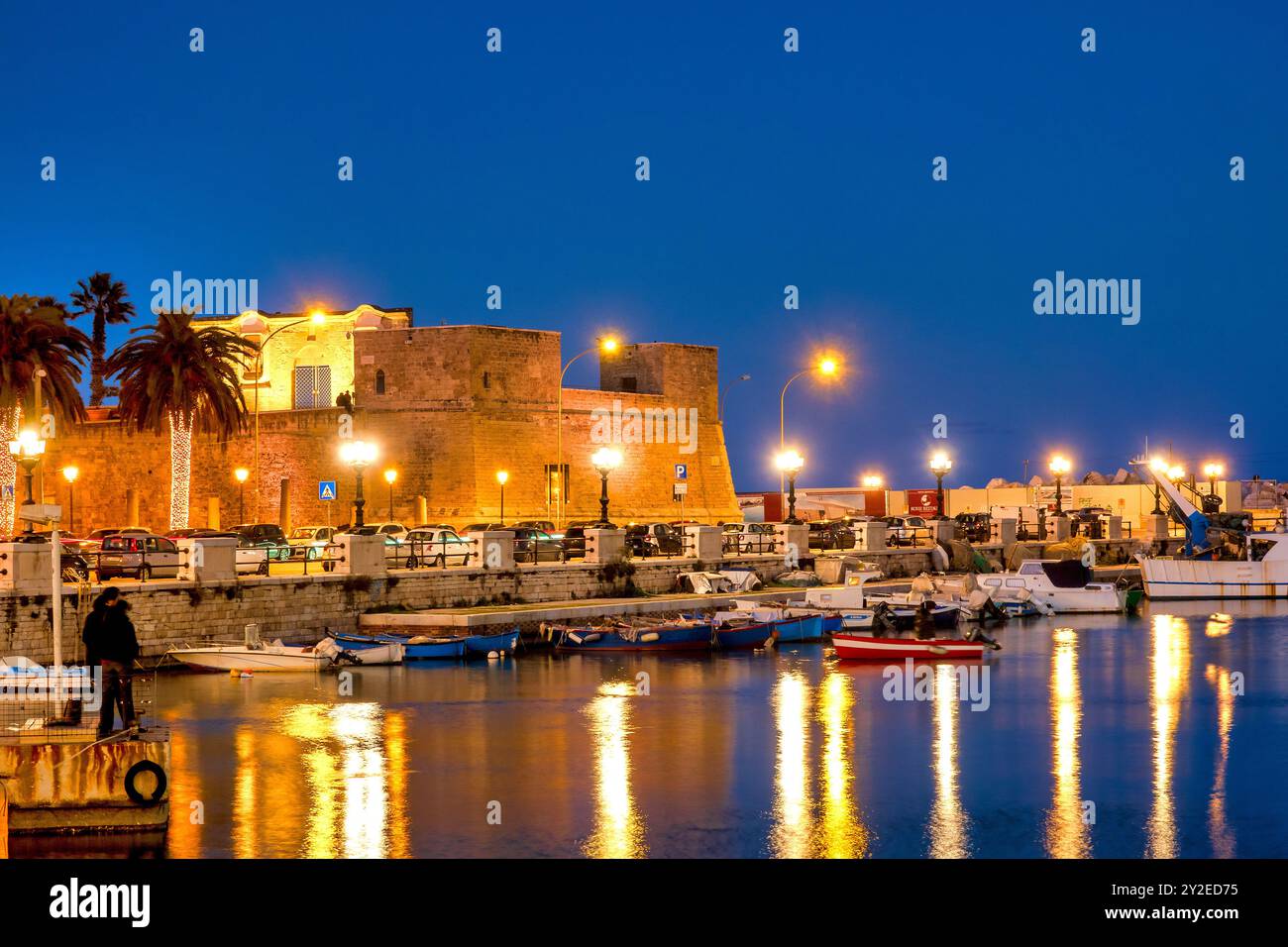 Blick auf das Fortino Sant'Antonio Abate und den Lungomare Augusto Imperatore bei Nacht, Bari, Italien Stockfoto