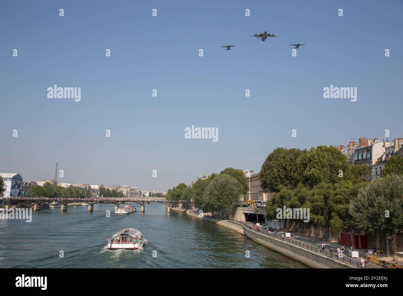 DIE MILITÄRPARADE AM 14. JULI ÜBER PARIS Stockfoto