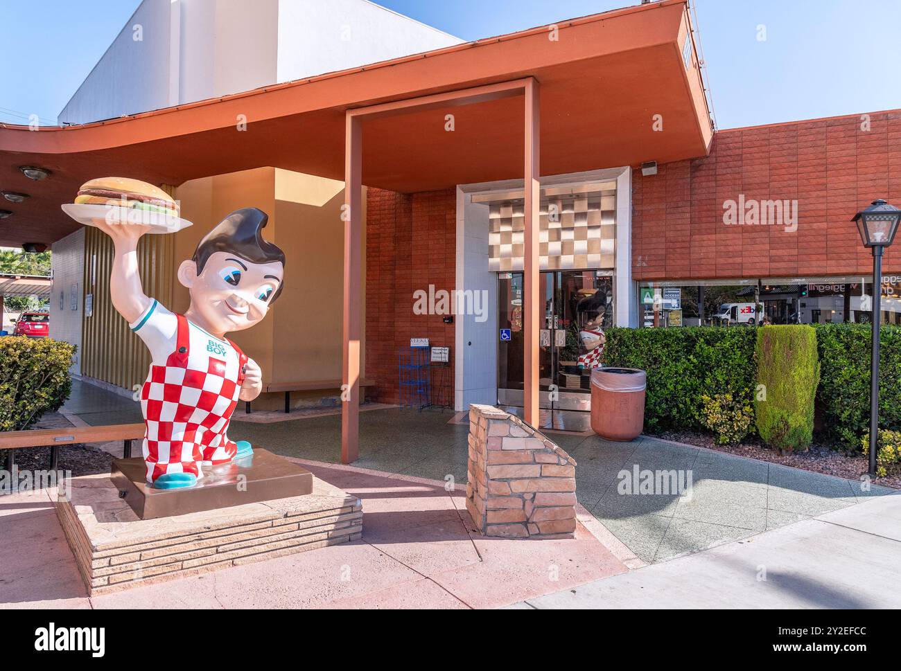 Burbank, CA, USA – 3. September 2024: Außenansicht des Hamburger Restaurants Bob’s Big Boy in Burbank, CA. Stockfoto
