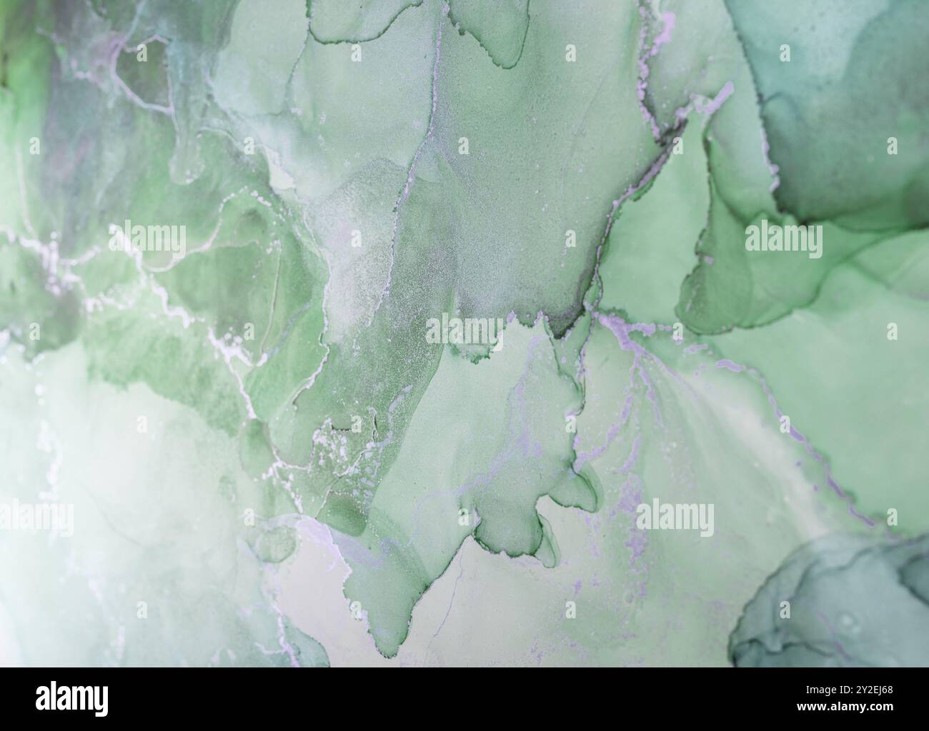 Abstrakte, grüne Aquarelle mit weichen Texturen und sanften Wirbeln, die ein ruhiges Ambiente und organische Formen einfangen Stockfoto