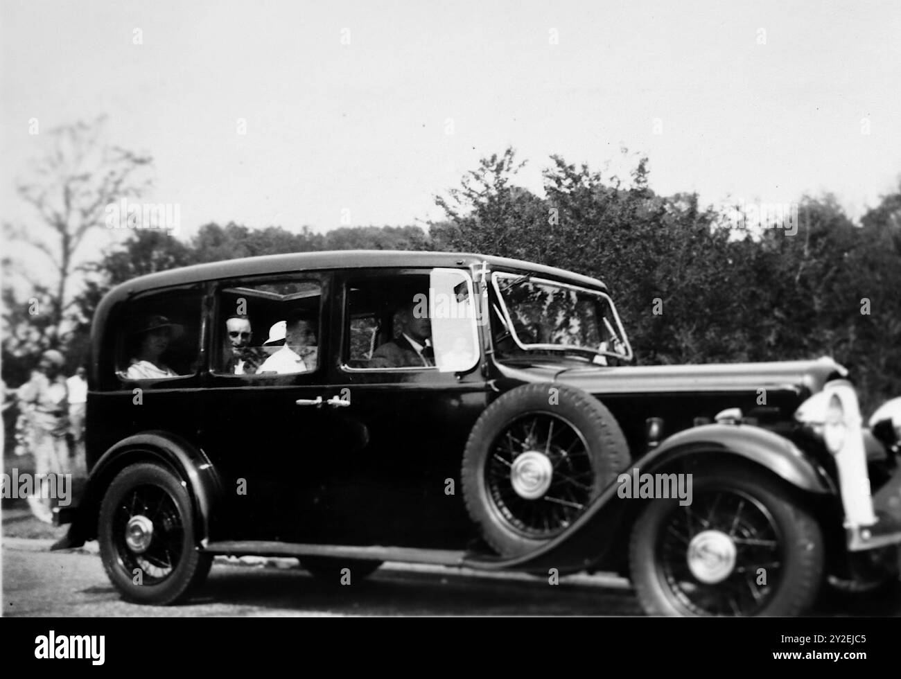 Von einem alten Schnappschuss-Foto: August 1928: Ein Auto und seine Insassen, aufgenommen in Cowes auf der Isle of Wight. Das Auto soll ein Humber sein. Stockfoto
