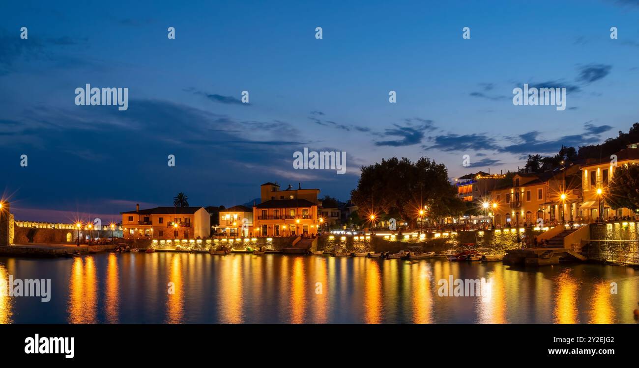 Panorama von Nafpaktos in der Abenddämmerung mit den Lichtern der Stadt. Stockfoto