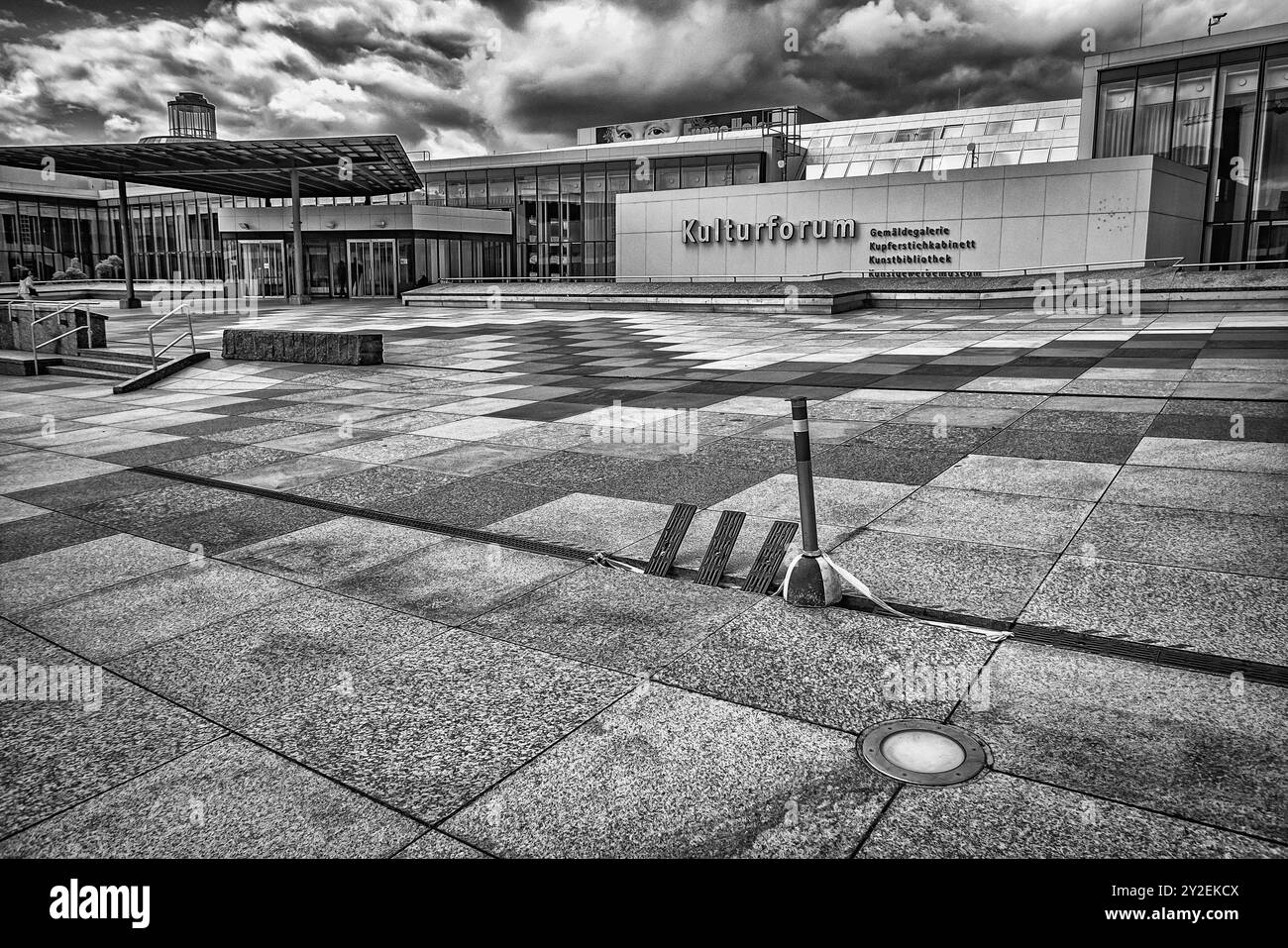 Berlin Mitte Tiergarten das Kulturforum: Plaza vor Eingangsbereich zu Gemäldegalerie, Kupferstichkabinett etc - 10.09.2024 Kulturforum *** Berlin Mitte Tiergarten Kulturforum Plaza vor dem Eingangsbereich zur Gemäldegalerie, Kupferstichkabinett etc. 10 09 2024 Kulturforum Stockfoto