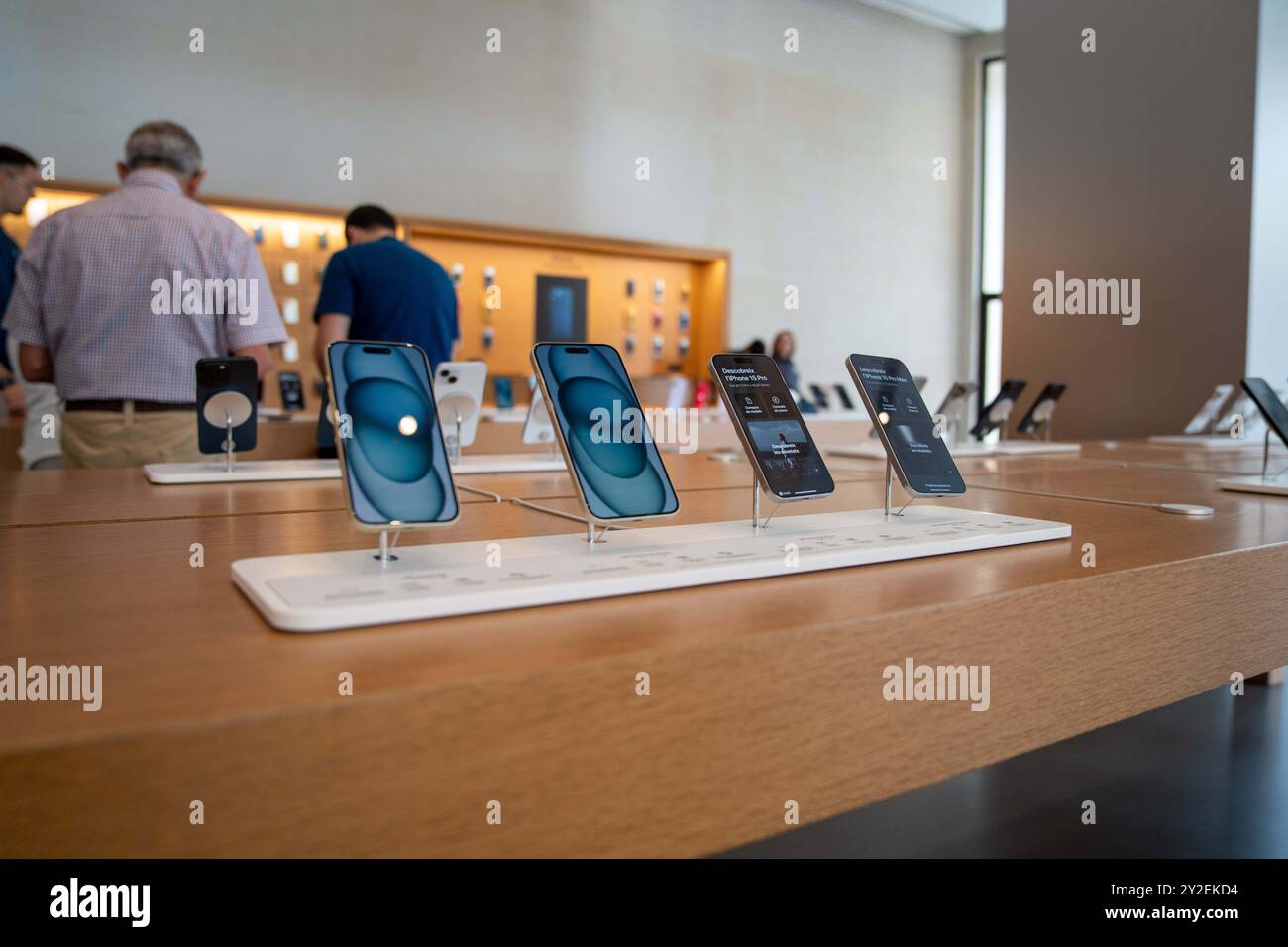 Barcelona, Spanien. September 2024. Apple wird gezwungen sein, 14 Milliarden Euro an Steuern an Irland zu zahlen, nachdem ein europäisches Gerichtsurteil ans Licht kam, am selben Tag, an dem das amerikanische Unternehmen das iPhone 16 vorstellte. Apple se verá obligada a pagar los 14,000 millones de Euros en impuestos a Irlanda tras salir a la luz una sentencia del tribunal europeo, el mismo d&#xed;a que la empresa estadounidense presentó el iPhone 16. News Cronaca -Barcelona, Spanien Dienstag, 10. September 2024 (Foto: Eric Renom/LaPresse) Credit: LaPresse/Alamy Live News Stockfoto
