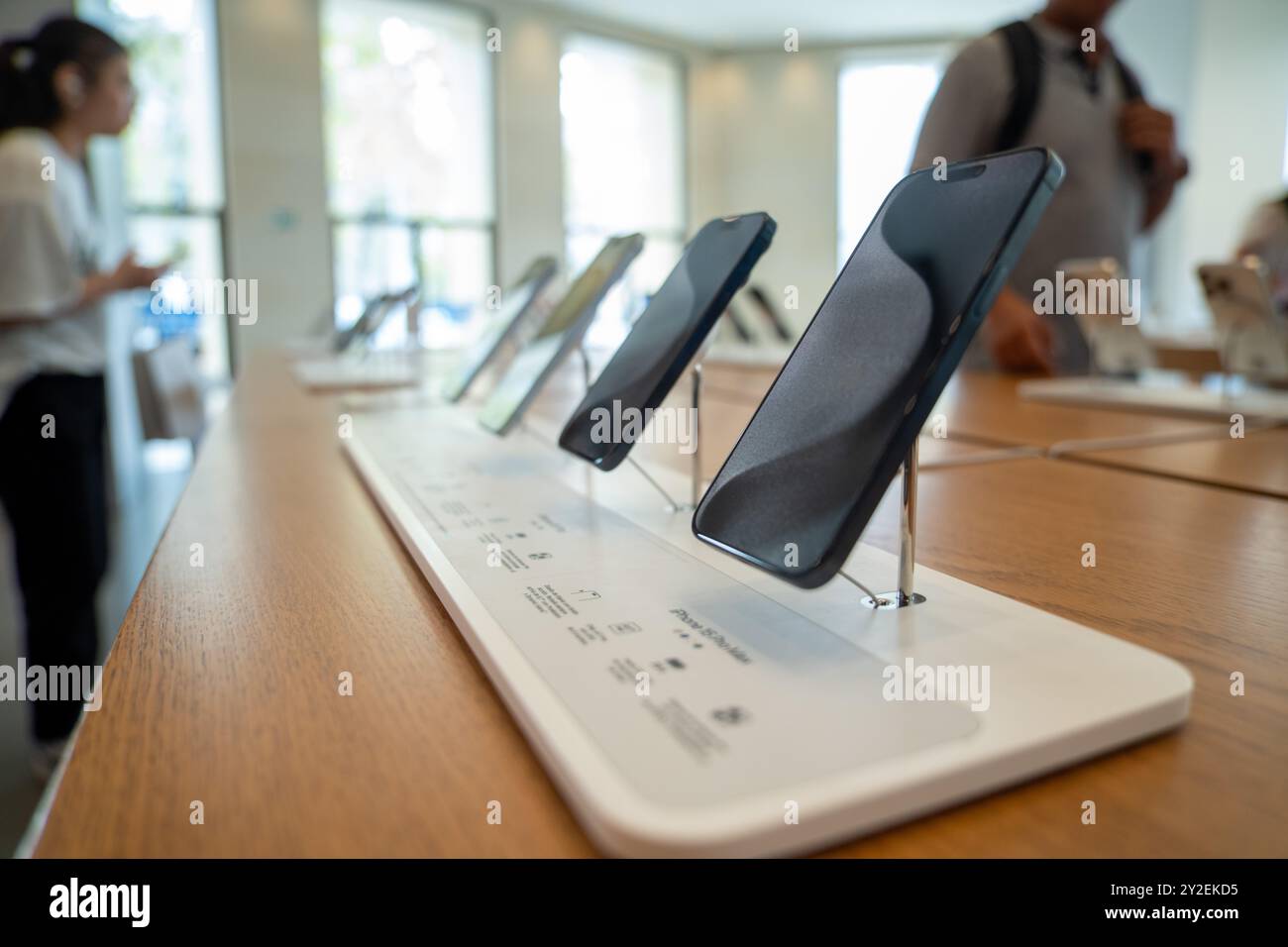 Barcelona, Spanien. September 2024. Apple wird gezwungen sein, 14 Milliarden Euro an Steuern an Irland zu zahlen, nachdem ein europäisches Gerichtsurteil ans Licht kam, am selben Tag, an dem das amerikanische Unternehmen das iPhone 16 vorstellte. Apple se verá obligada a pagar los 14,000 millones de Euros en impuestos a Irlanda tras salir a la luz una sentencia del tribunal europeo, el mismo d&#xed;a que la empresa estadounidense presentó el iPhone 16. News Cronaca -Barcelona, Spanien Dienstag, 10. September 2024 (Foto: Eric Renom/LaPresse) Credit: LaPresse/Alamy Live News Stockfoto